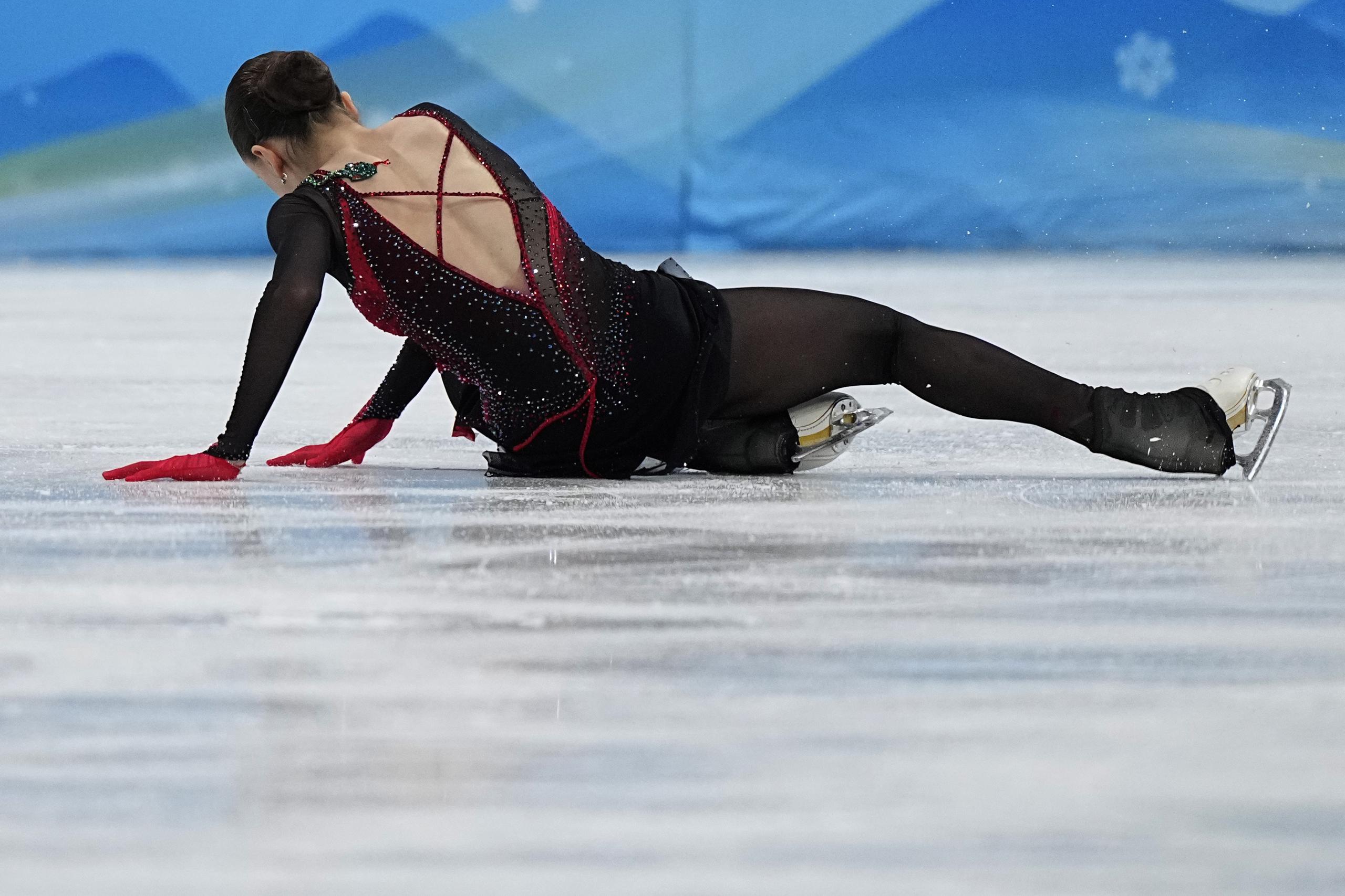 Kamila Valieva sufrió una doble caída que la dejó fuera de la competencia por medallas la noche del jueves.