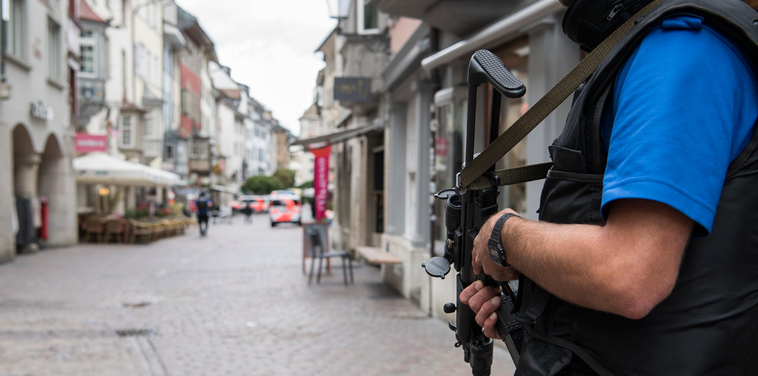 Policías se mantienen vigilando el centro histórico de Schaffhausen, en Suiza, mientras buscan a un hombre desconocido que atacó a la gente. (AP)