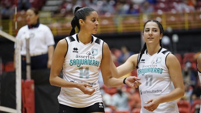 Jugadoras de las Sanjuaneras, como Neira Ortiz -izq-, ya salen del país para atender otros compromisos de voleibol.