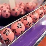 Mujer de Michigan revisa su cuenta y descubre que se ganó la lotería