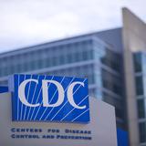 CDC recomiendan menos días de aislamiento por COVID-19