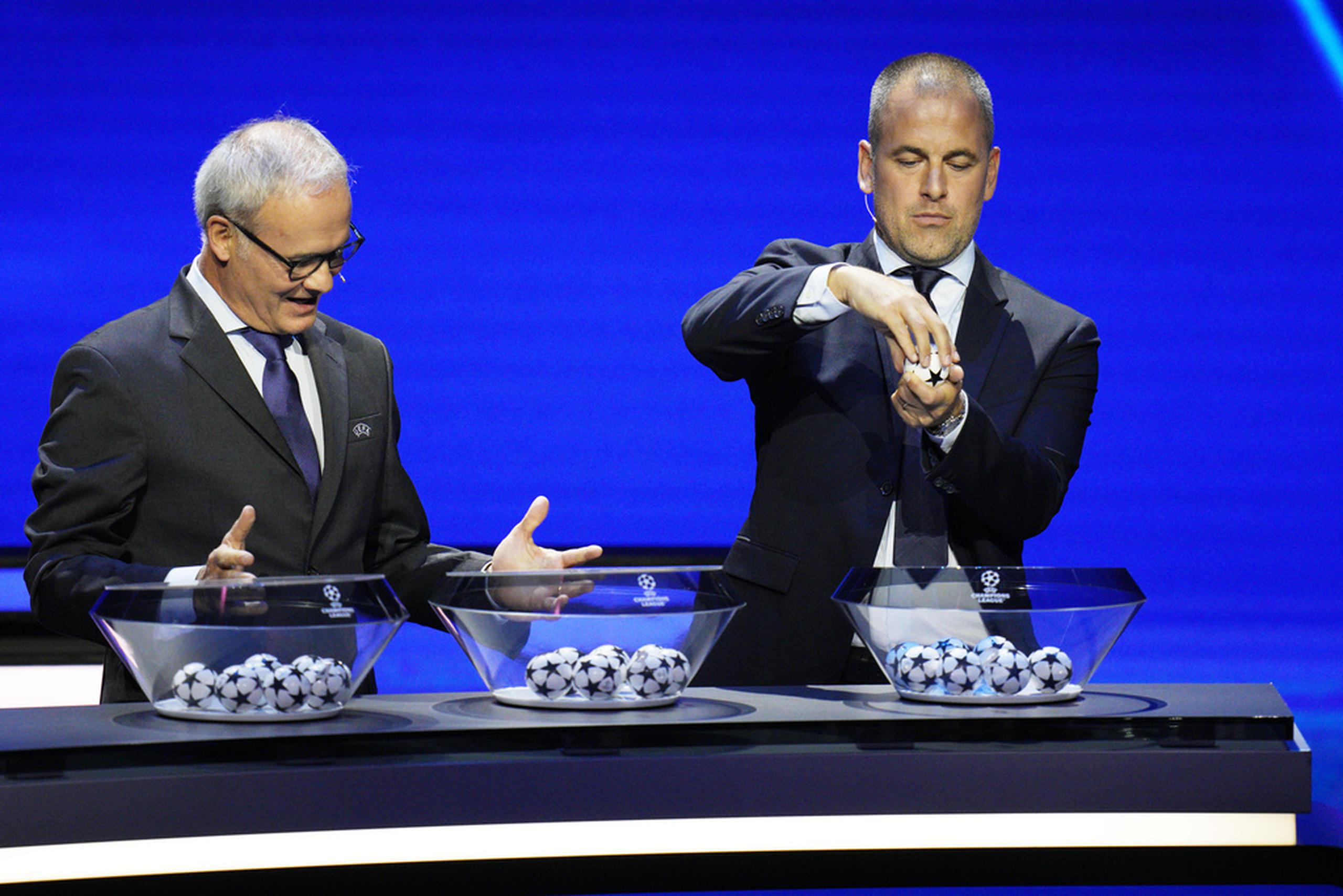 Joe Cole (derecha) y Claudio Ranieri participaron en el sorteo para definir los grupos de la Champions.
