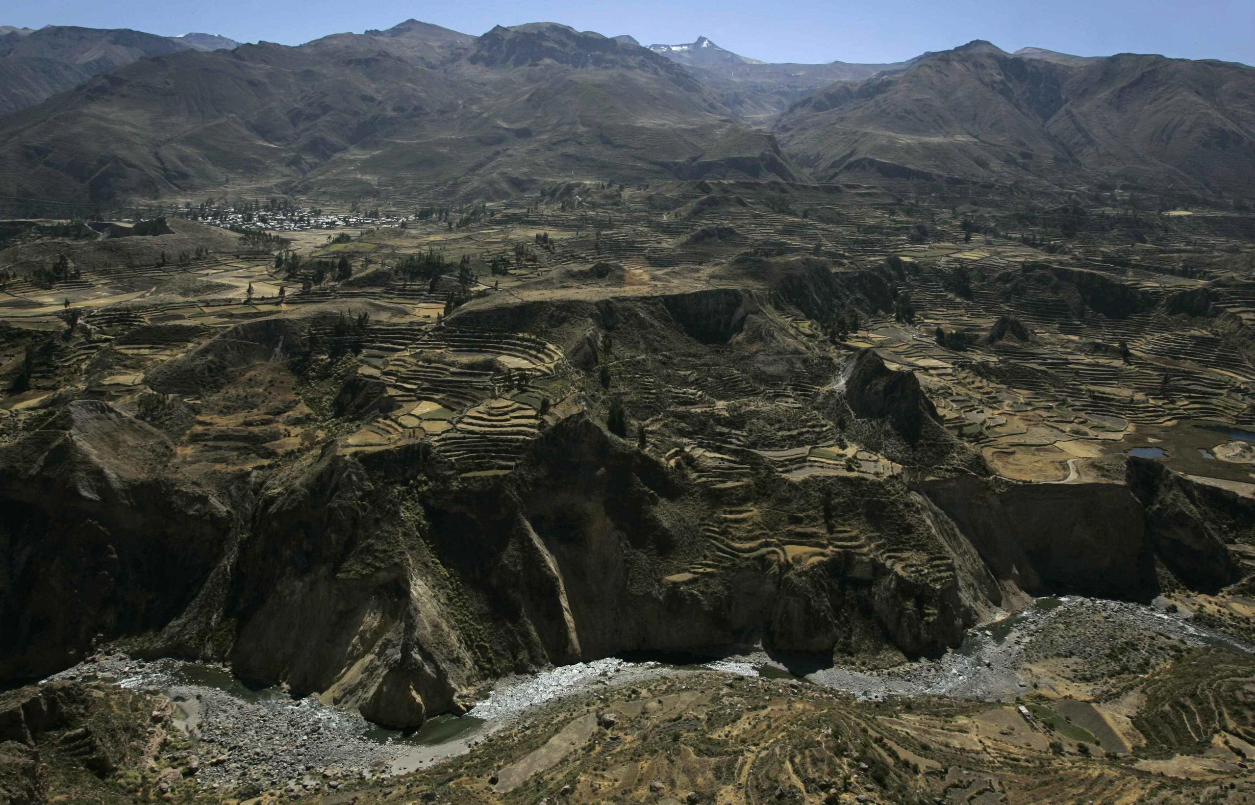 Vista del Cañón del Colca en el departamento de Arequipa en los Andes peruanos.