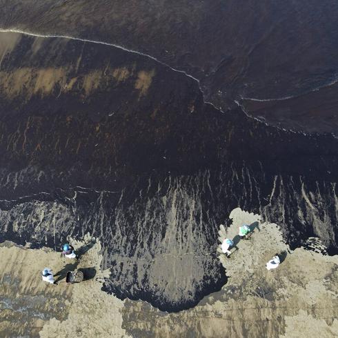 Chocante derrame de petróleo en costa de Perú: "Hay una matanza a toda la biodiversidad"