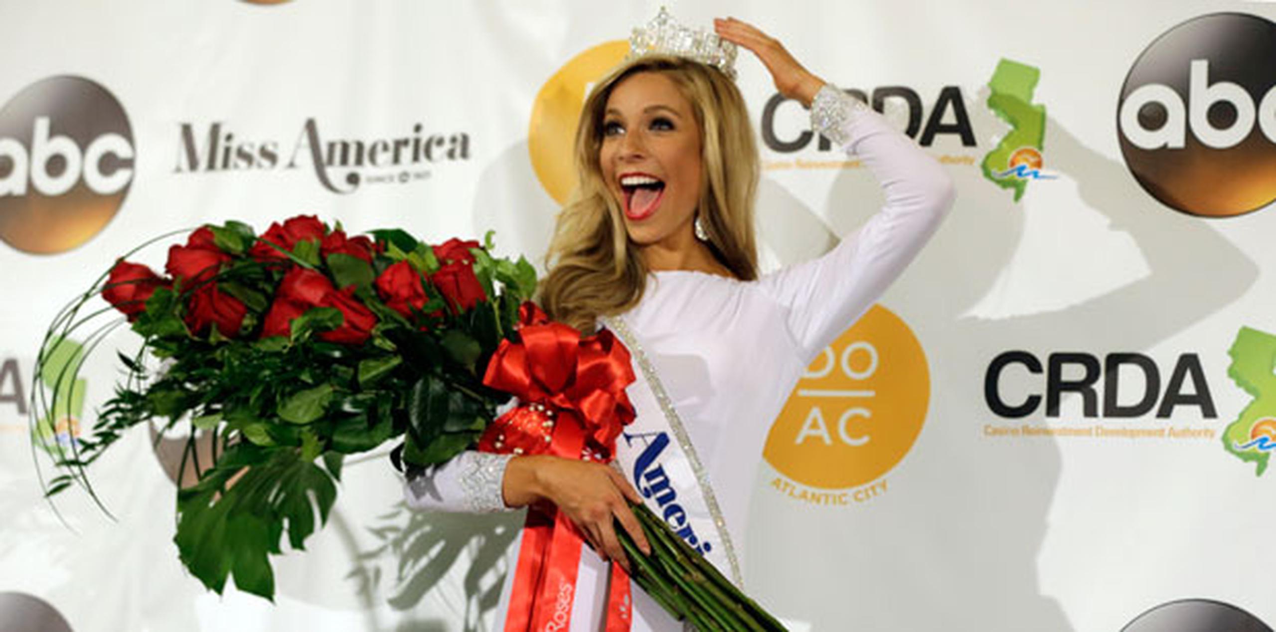 Kira Kazantsev recibió la corona el domingo por la noche en el Boardwalk Hall de Atlantic City. (AP)