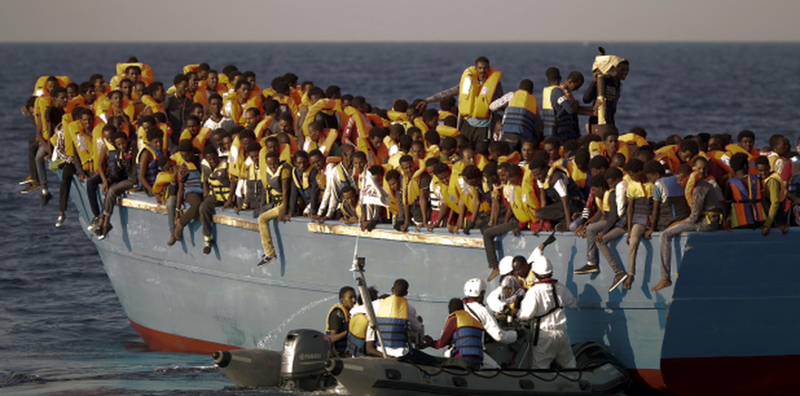 Miles de migrantes intentan a diario cruzar el Mediterráneo hacia Europa en busca de mejores condiciones de vida. (Archivo)