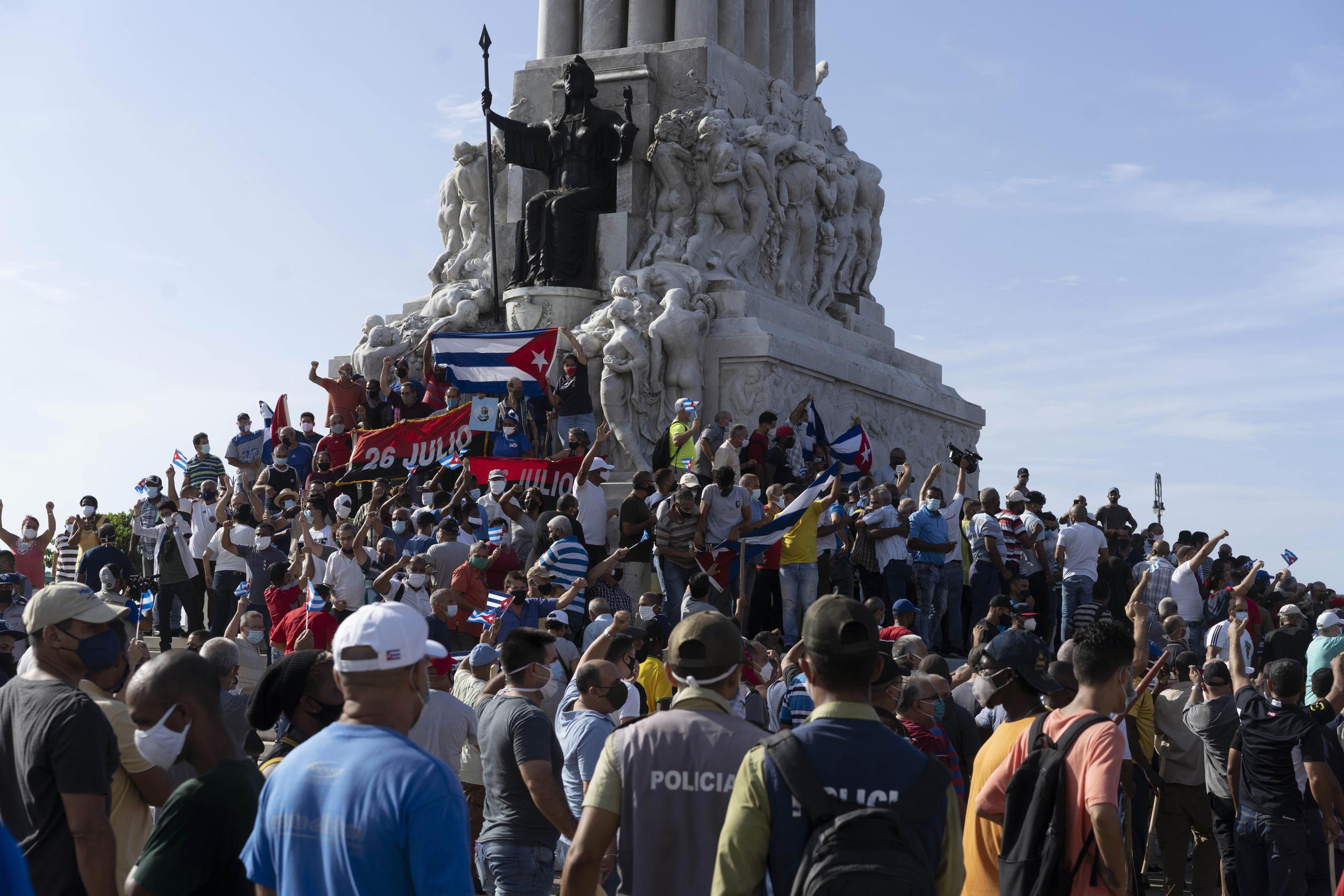 Manifestantes antigubernamentales se reúnen en el monumento a Máximo Gómez en La Habana, Cuba.