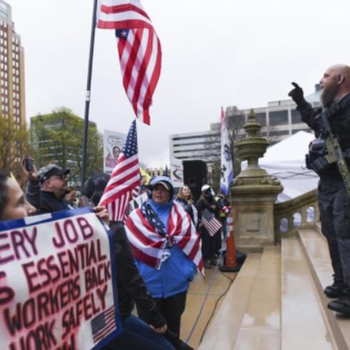 Manifestantes armados invaden el Capitolio de Michigan