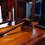 Causa para juicio contra hombre acusado de obligar a su pareja a comer excremento