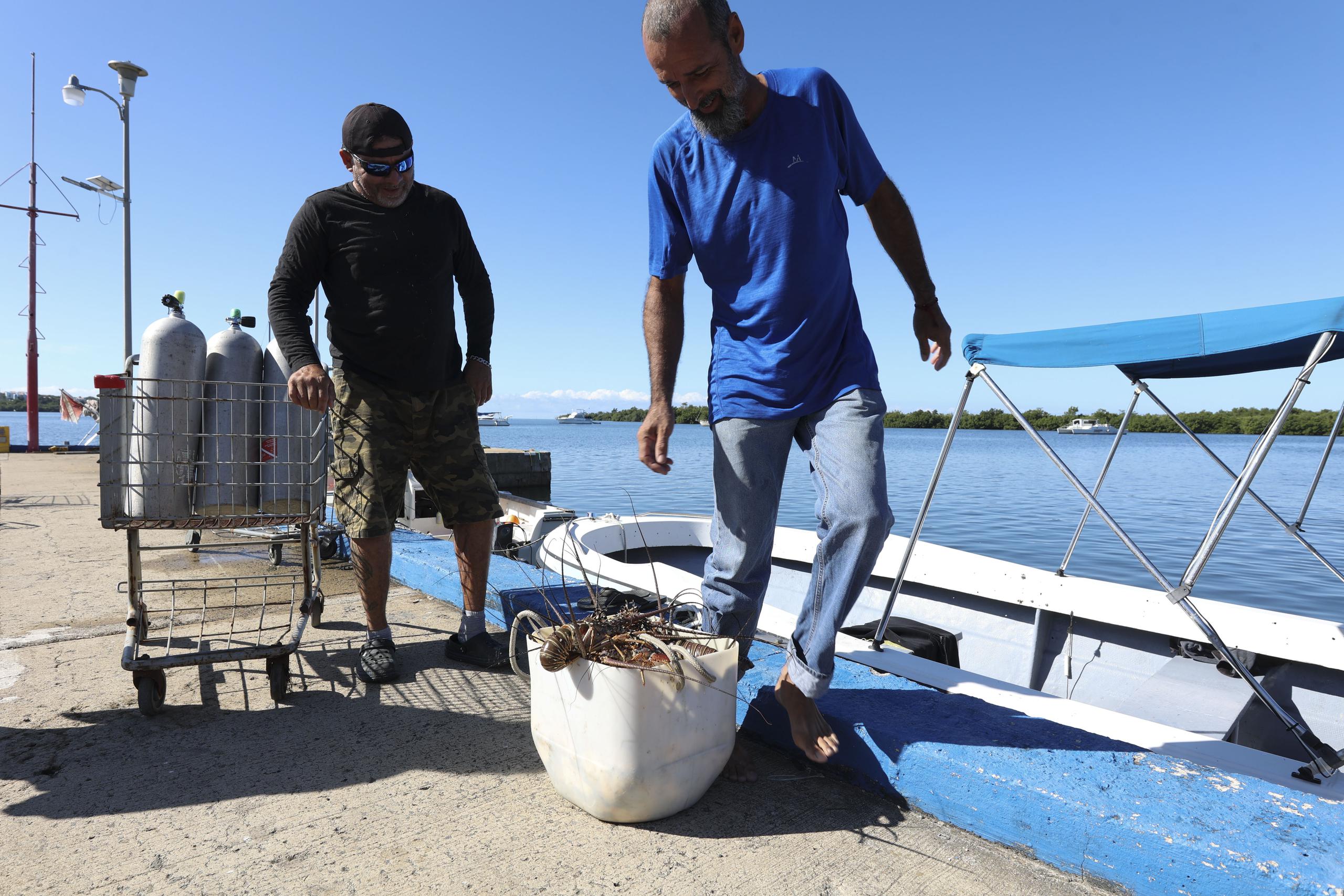 Pescadores llegan a la villa pesquera de Puerto Real en Cabo Rojo.

