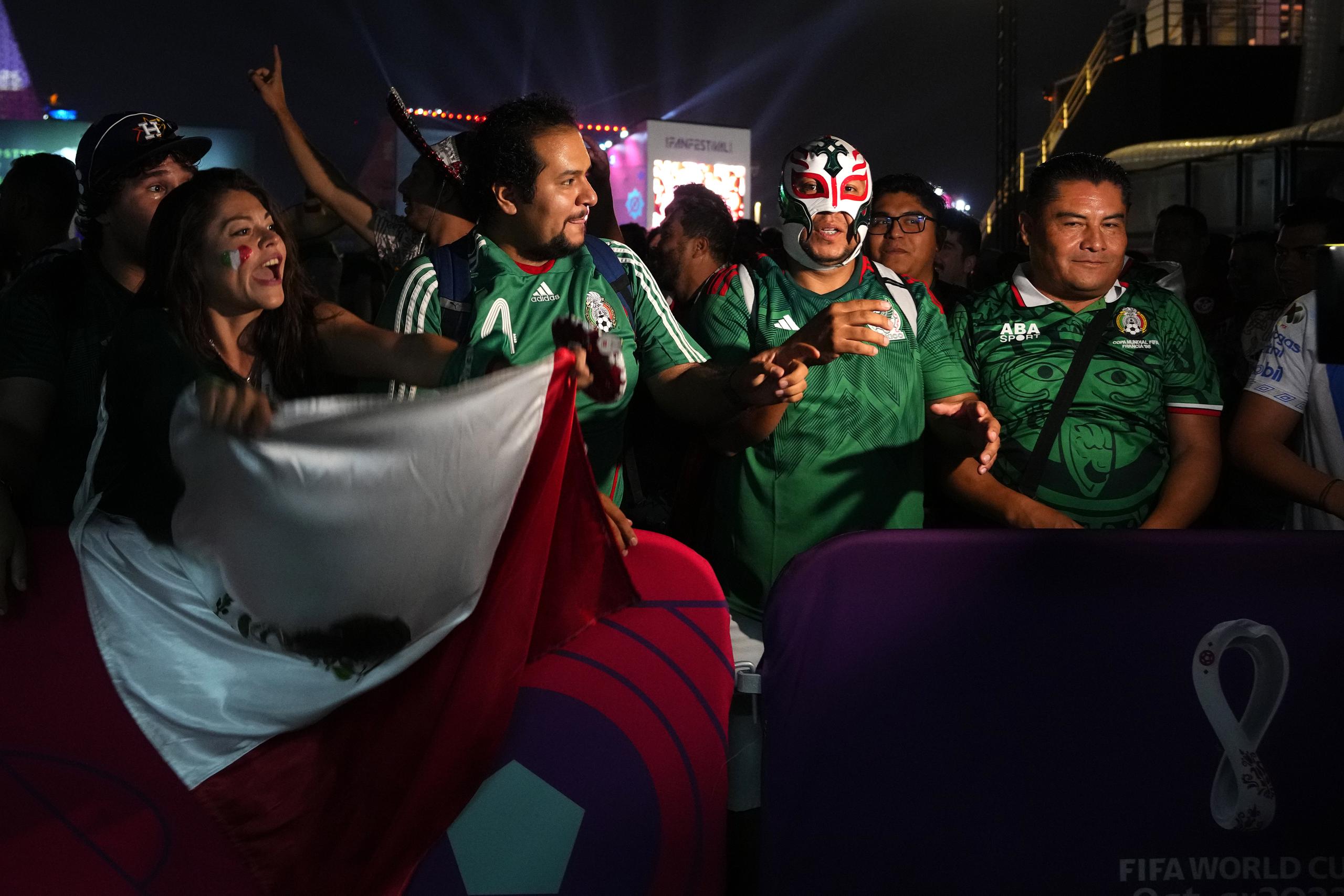 Fans hacen fila para comprar cerveza antes del Mundial de Fútbol en Doha, Qatar, el sábado.