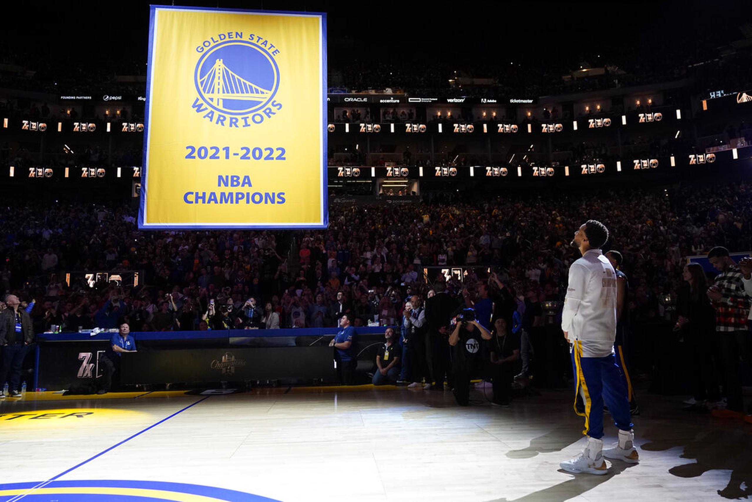 Stephen Curry observa la pancarta del Campeonato de la NBA 2021-2022 antes del partido contra los Lakers en San Francisco, el 18 de octubre de 2022.