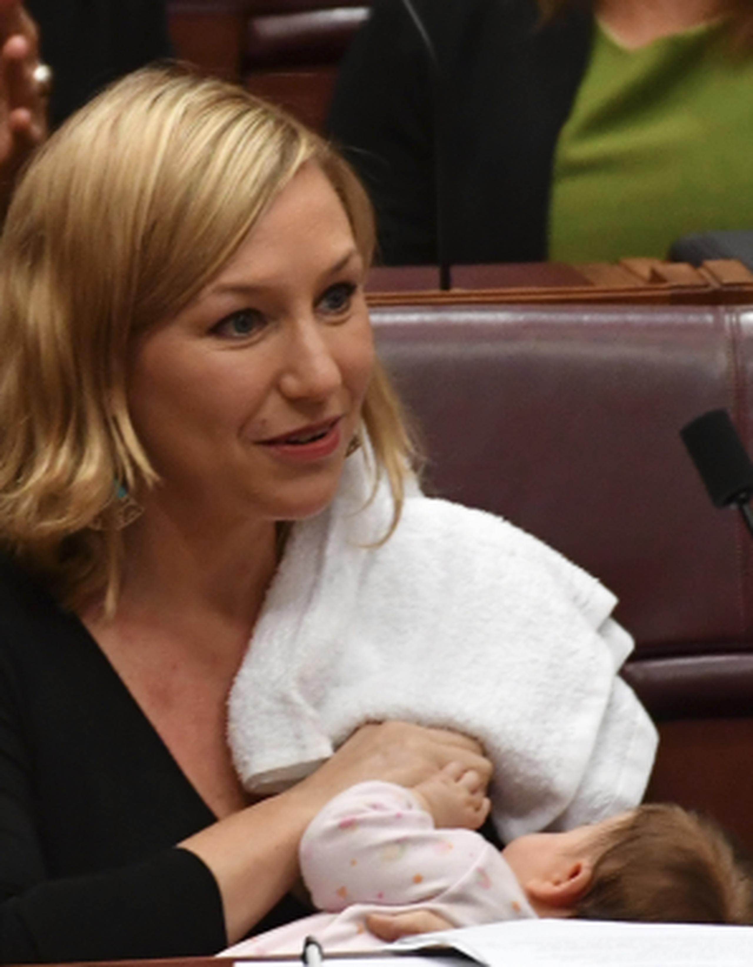 La senadora australiana Larissa Waters amamanta a su bebé Alia Joy durante una sesión en el Senado, en Canberra, la capital de Australia. (Mick Tsikas/AAP Image via AP)
