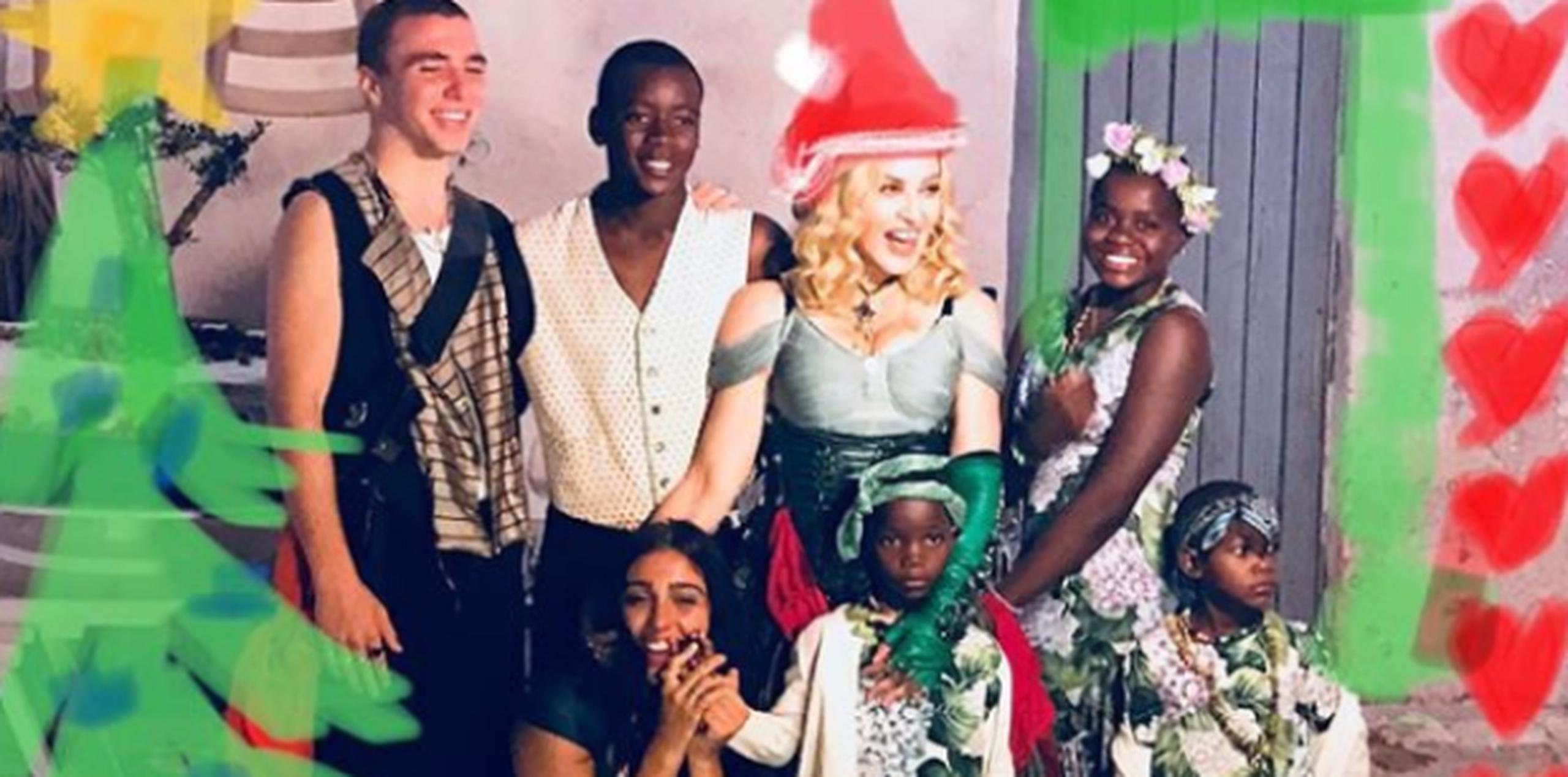Madonna en buena compañía: sus hijos. Stella y Estere, quienes recientemente se sumaron a su familia tras proceso de adopción, tuvieron en 2017 su primera Navidad. (Foto: Instagram)