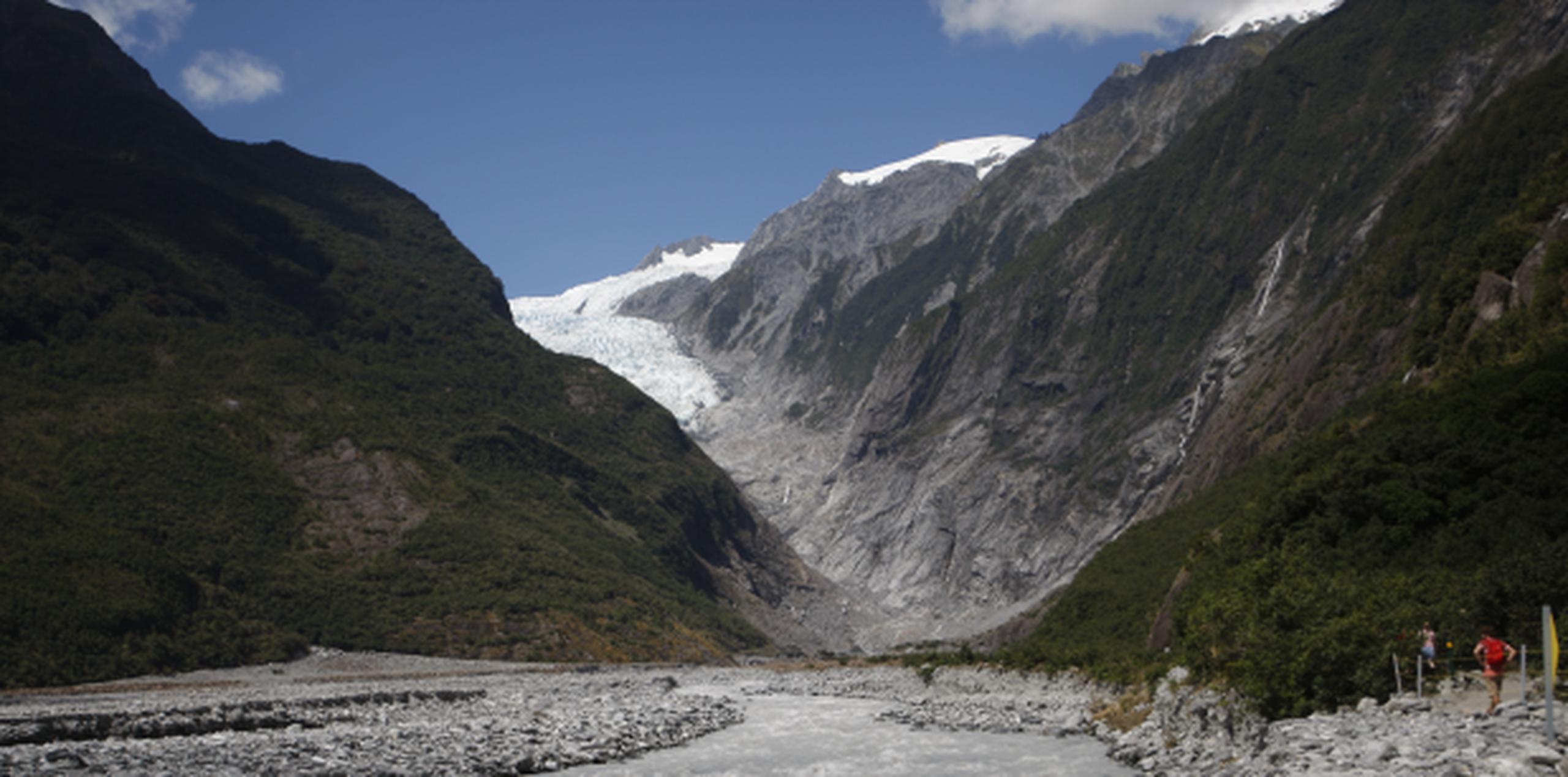 El glaciar Franz Josef se ha retirado tan rapidamente en los últimos años que han tenido que prohivir el acceso de turistas al valle al pie del glaciar. (AP/Nick Perry)