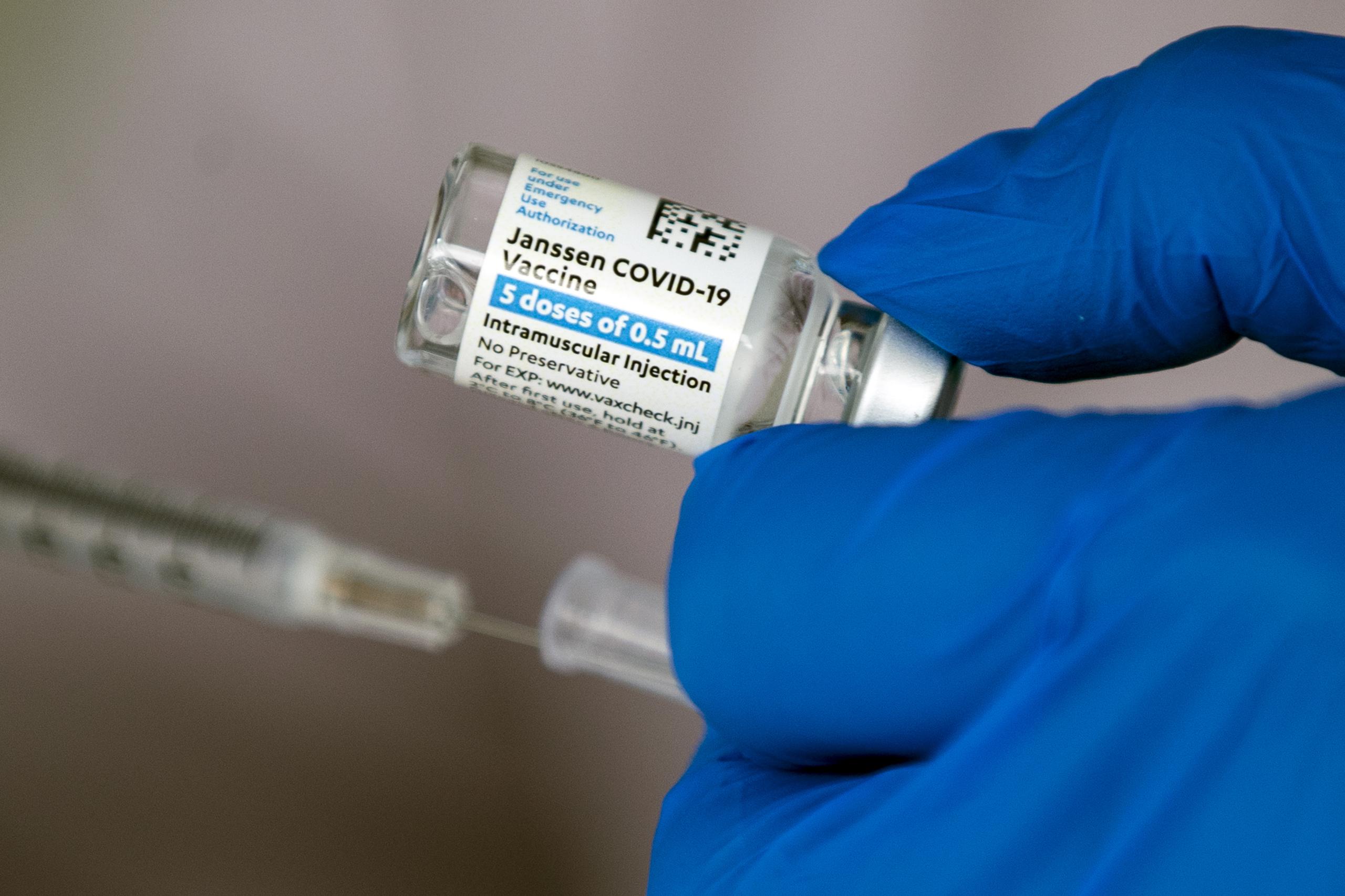 La vacuna de J&J ha estado en el limbo después de que los CDC y la Administración de Medicamentos y Alimentos (FDA) dijeron la semana pasada que necesitaban más evidencia para decidir si algunos casos de coágulos estaban relacionados con la inyección y, de ser así, qué tan grande era el riesgo.