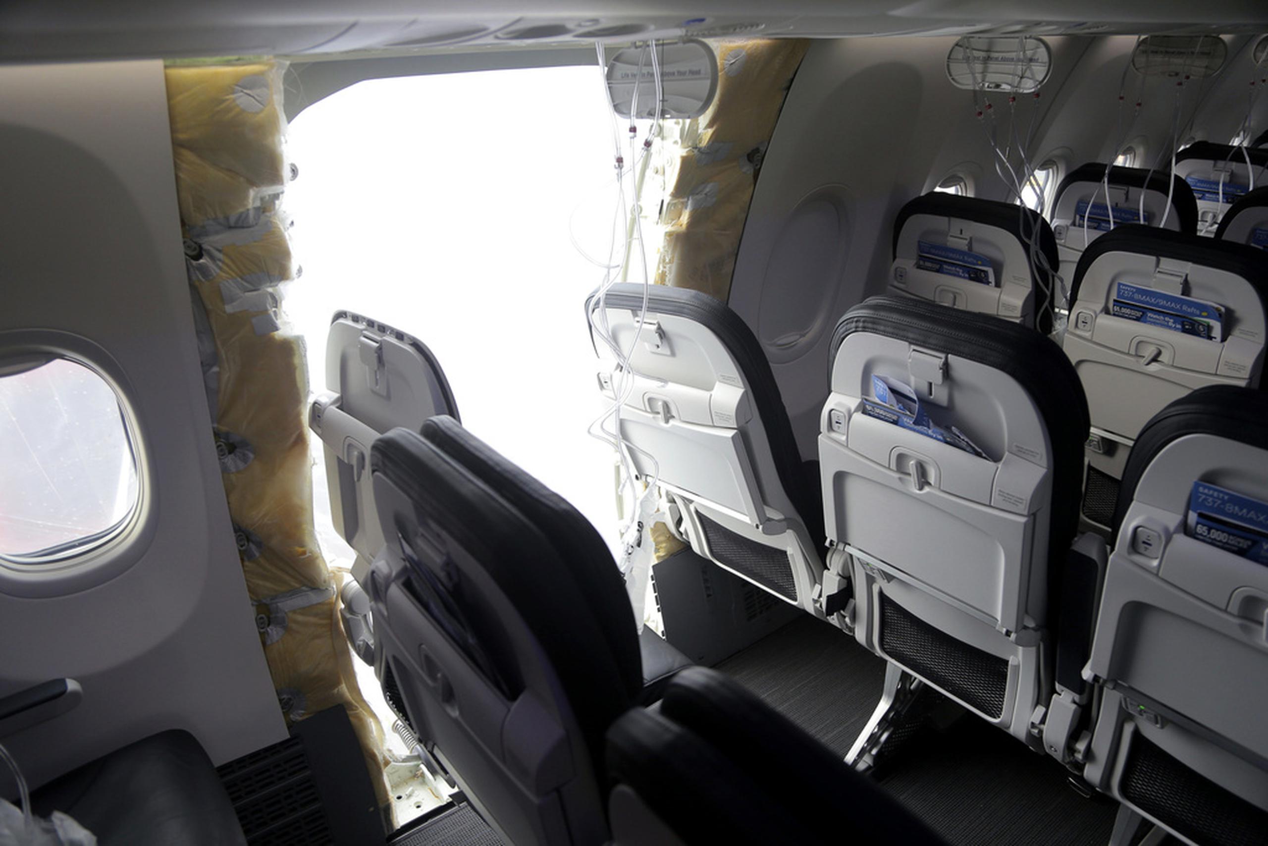 Alaska y United Airlines no tienen suficientes asientos en sus Max 9 como para exigir las salidas adicionales, por lo que piden a Boeing que instale tapones en su lugar porque son más ligeros y baratos que las puertas.