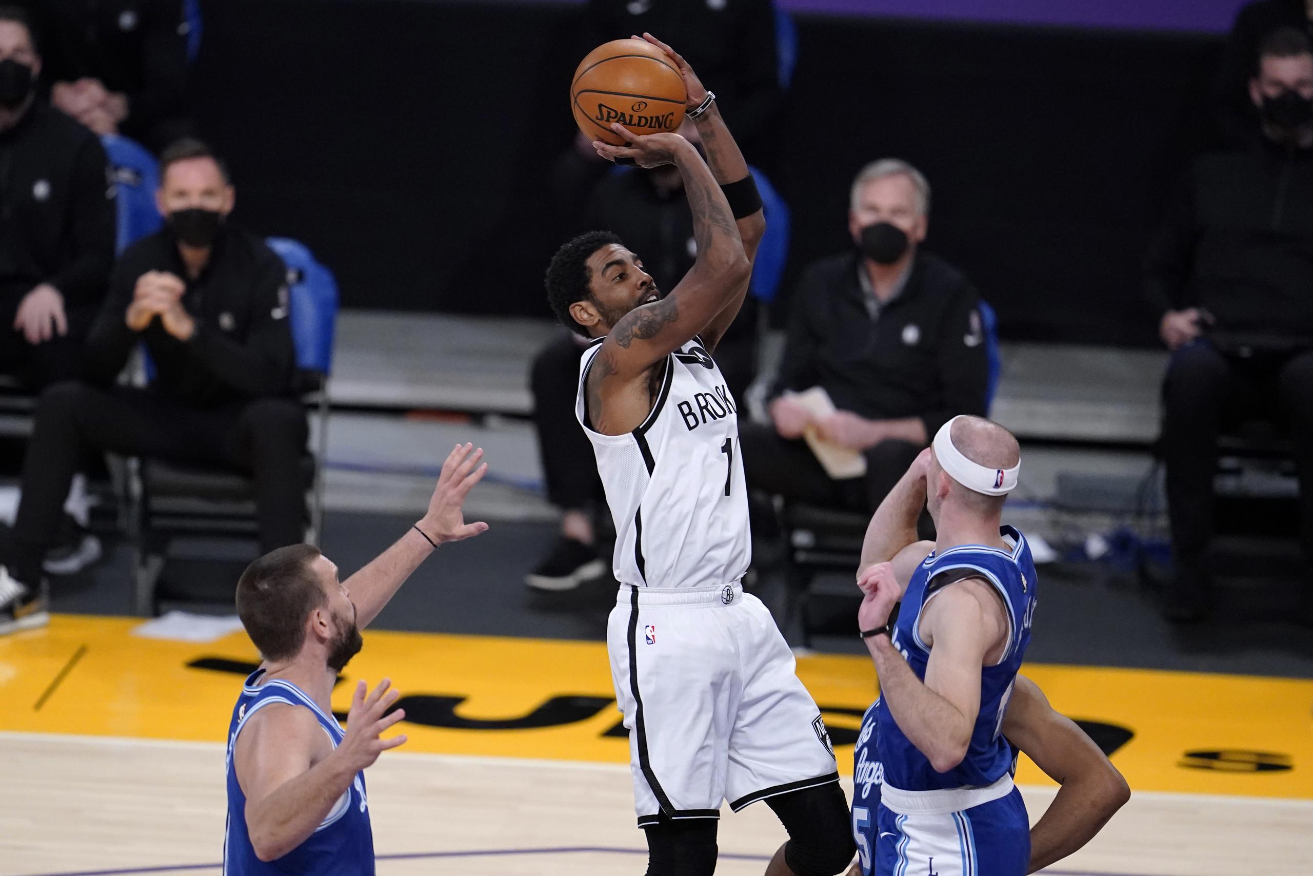 Kyrie Irving, de los Nets, tira al canasto contra los Lakers.