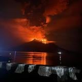 Indonesia desaloja a cientos de personas de una isla por actividad volcánica 