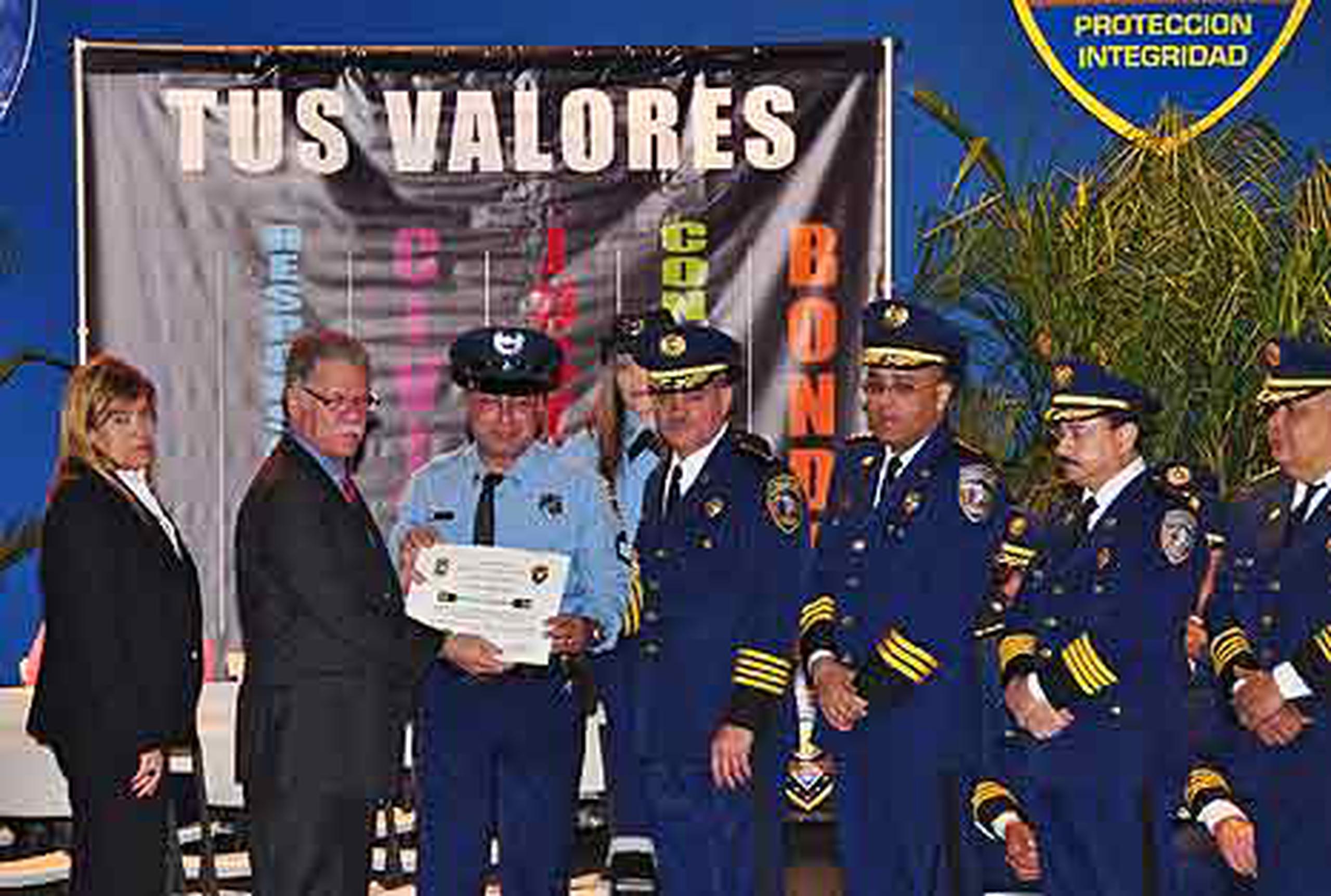La ceremonia ascensos en rango fue presidida por el superintendente de la Policía, José Figueroa Sancha, y la rectora del Colegio Universitario de Justicia Criminal, Zulma Méndez Ferrer. (Suministrada)