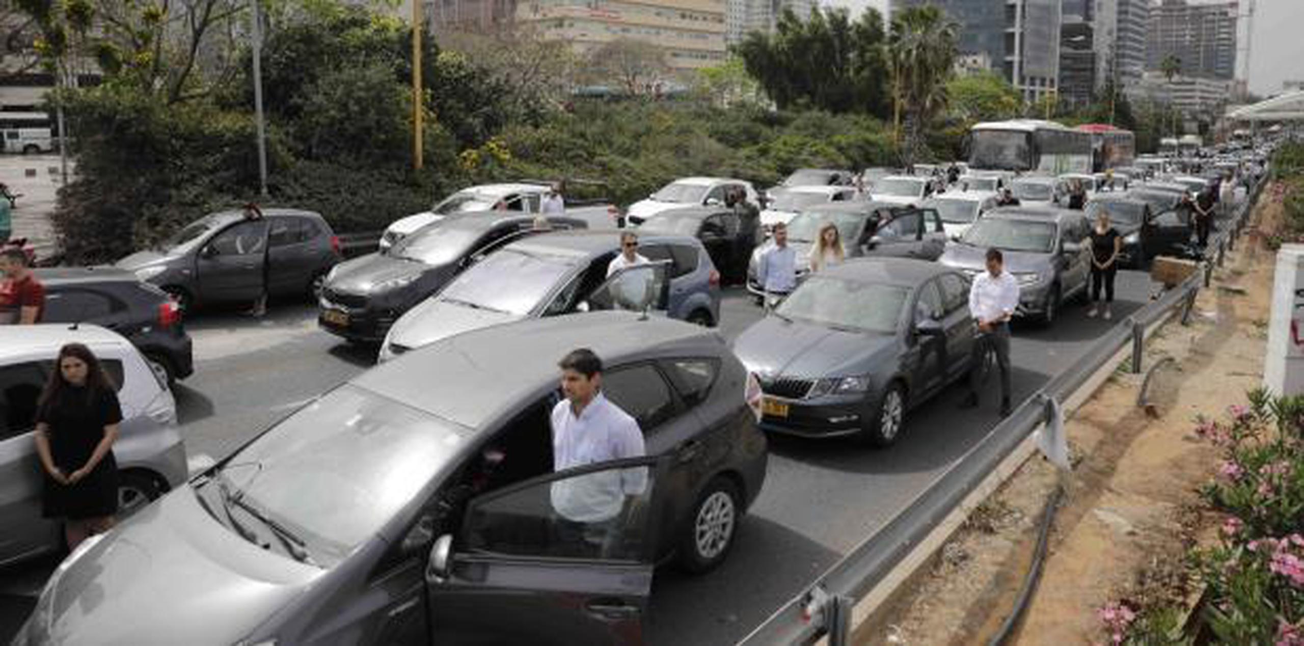 Los autos frenaron su marcha incluso en las autovías, y sus conductores esperaron de pie. (AP / Sebastian Scheiner)