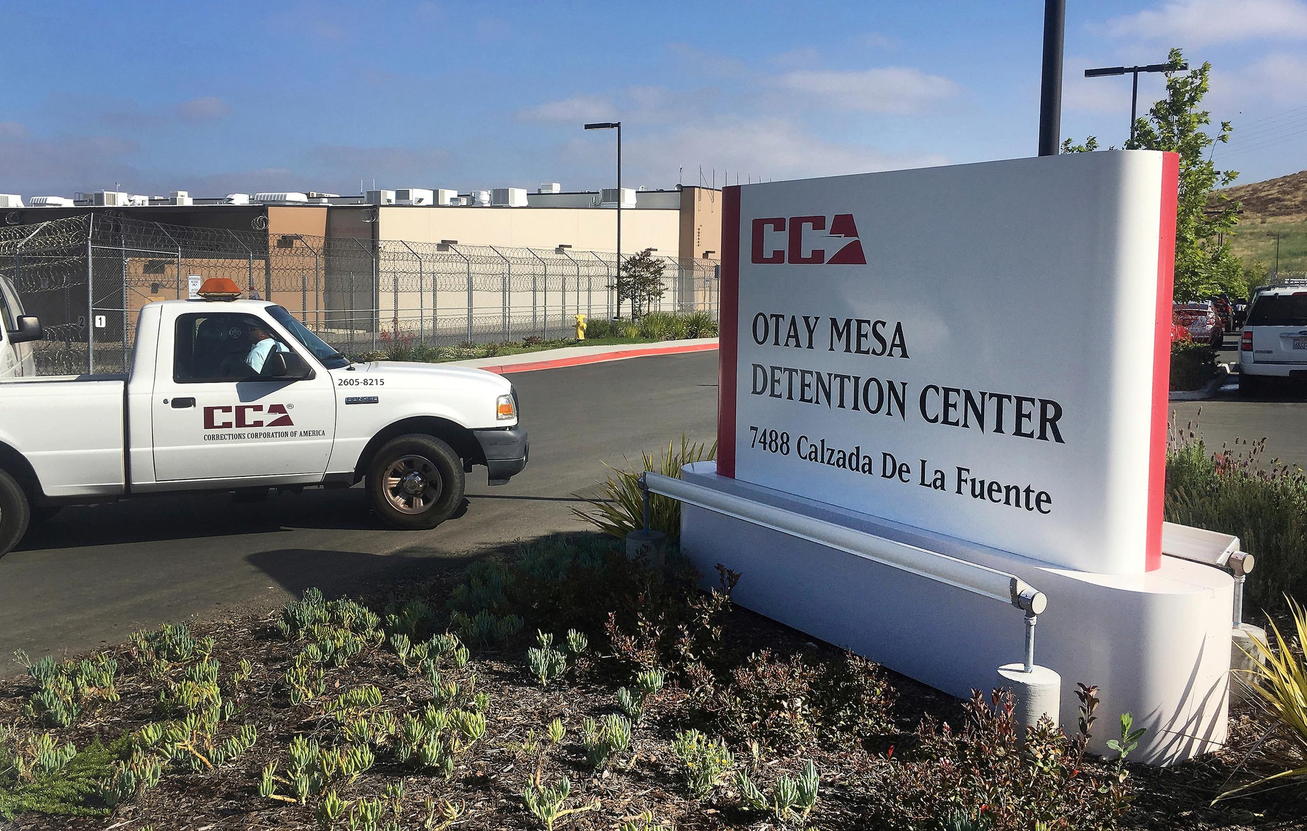 Un vehículo llega al Centro de Detención Otay Mesa en San Diego, California