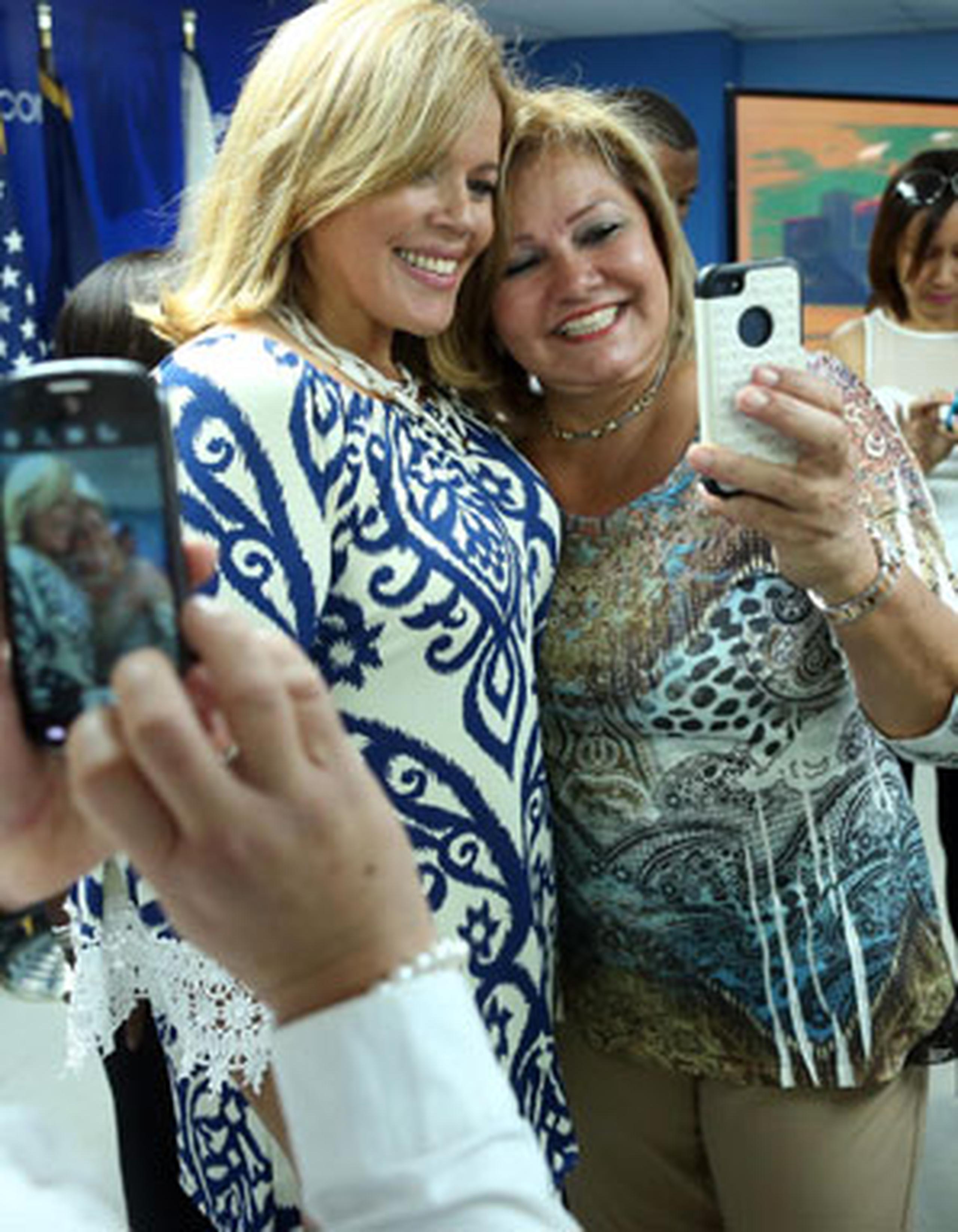 La nueva alcaldesa se tomó un selfie con Norma Burgos. (juan.alicea@gfrmedia.com)