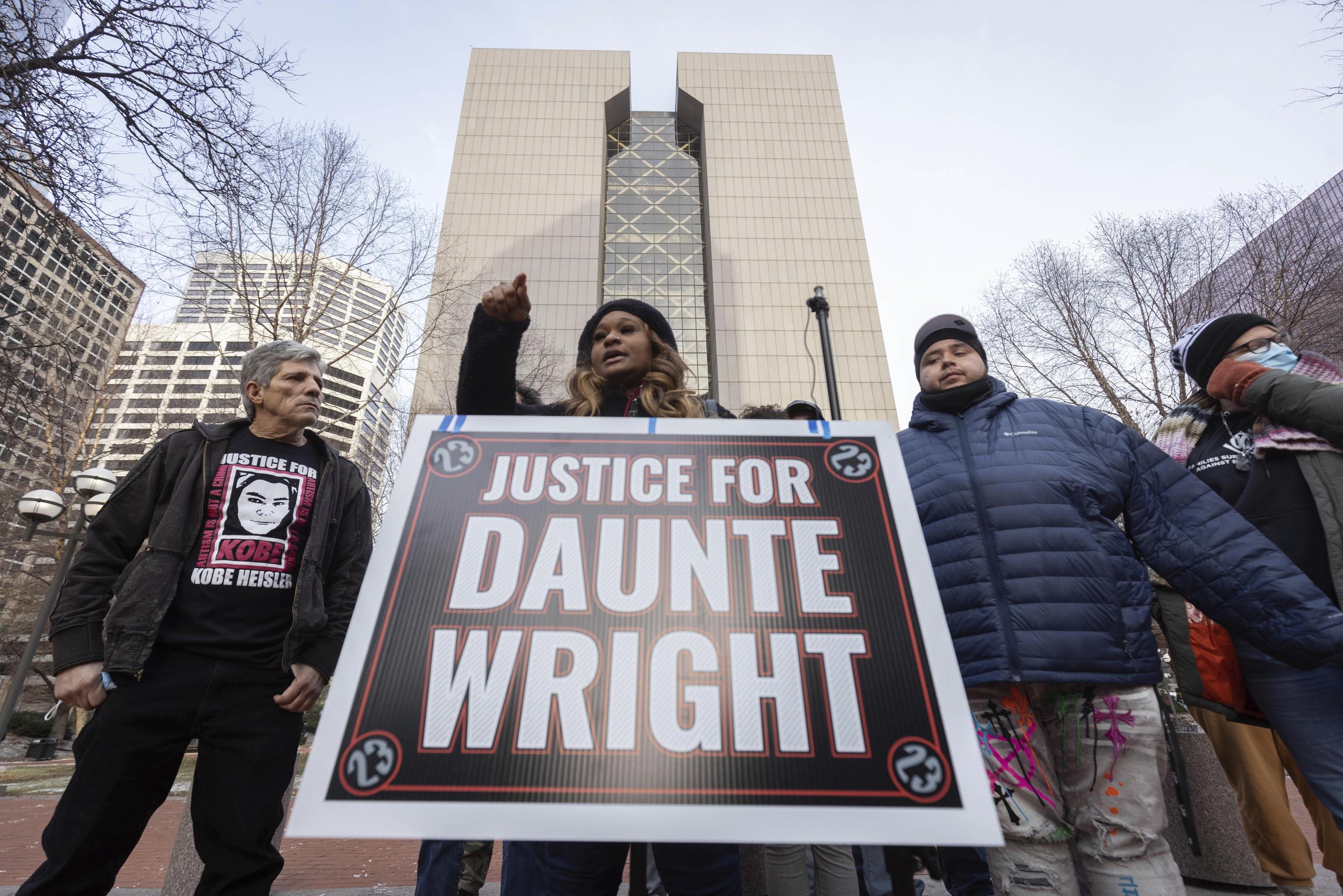 Familiares de Daunte Wright pedían justicia.  (AP Photo/Christian Monterrosa)