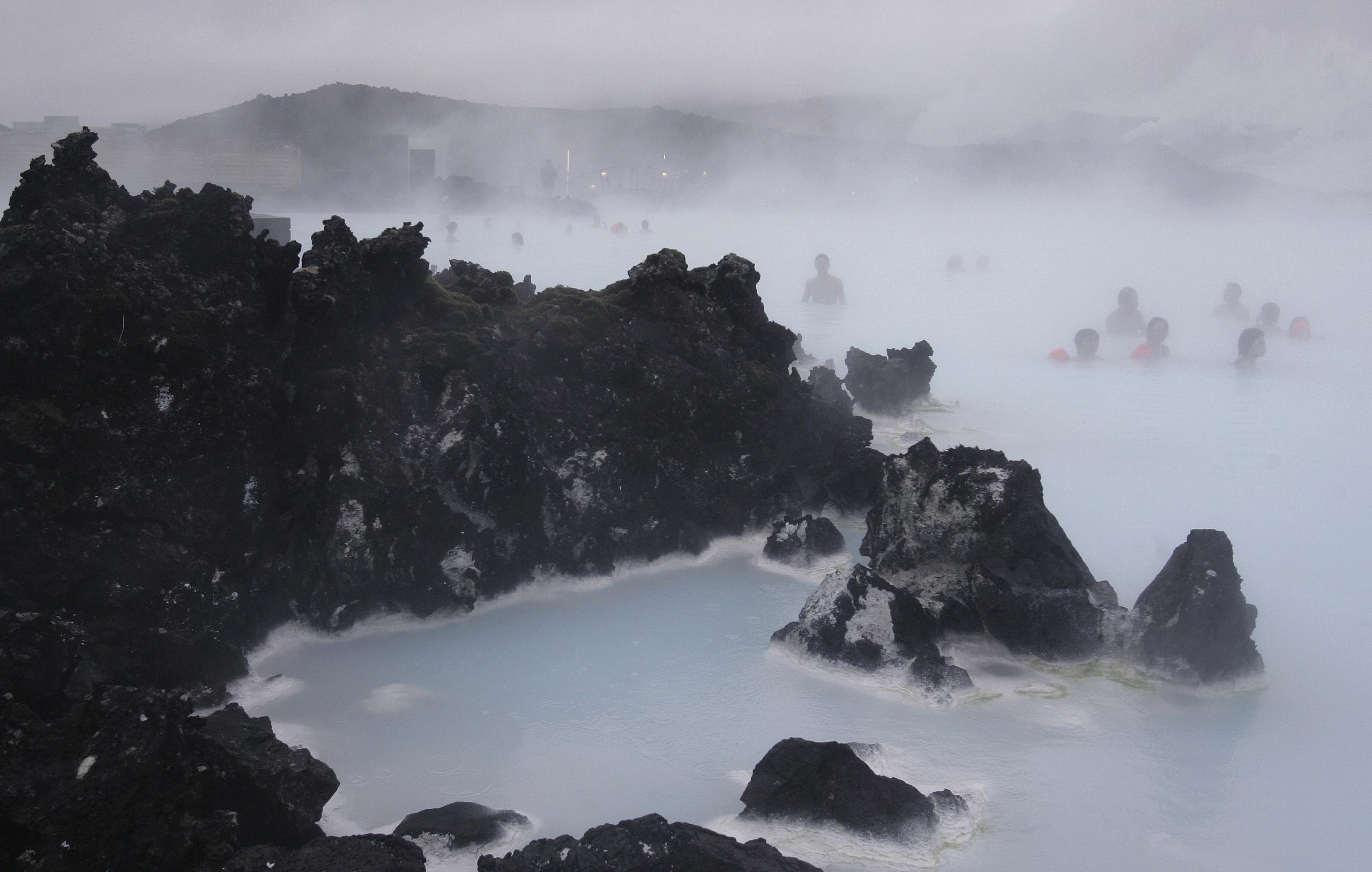 El spa geotérmico Blue Lagoon ha cerrado temporalmente después de que una serie de terremotos hayan puesto en alerta volcánica el extremo suroeste de Islandia, alcanzando un estado de pánico el jueves cuando se produjo un terremoto de magnitud 5.0 poco después de la medianoche. (Foto AP/Kirsty Wigglesworth/Archivo)