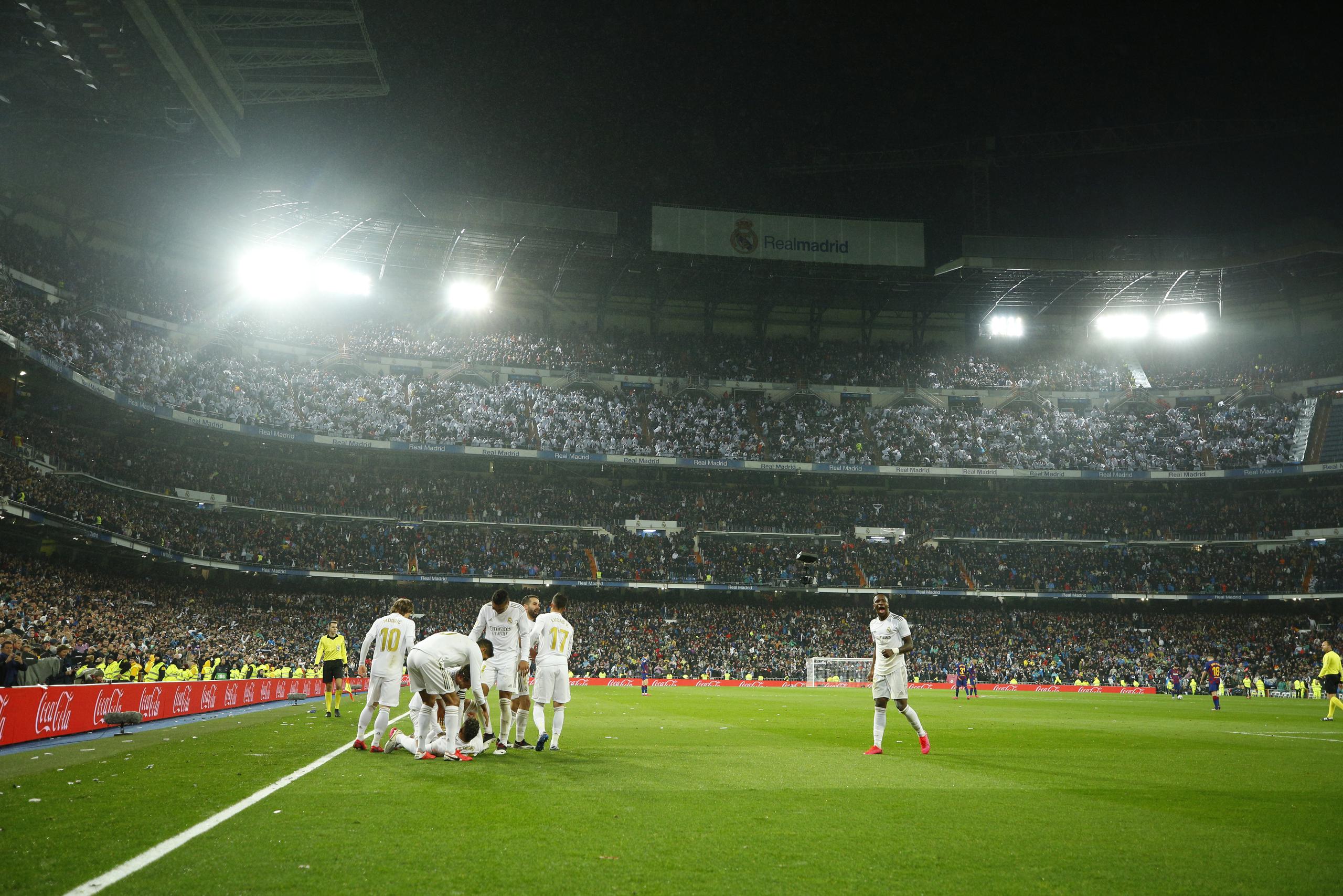 Los jugadores del Real Madrid celebran luego que Mariano Diaz anotó el segundo gol del equipo en la victoria 2-0 ante el Barcelona por la Liga española, el domino 1 de marzo de 2020.