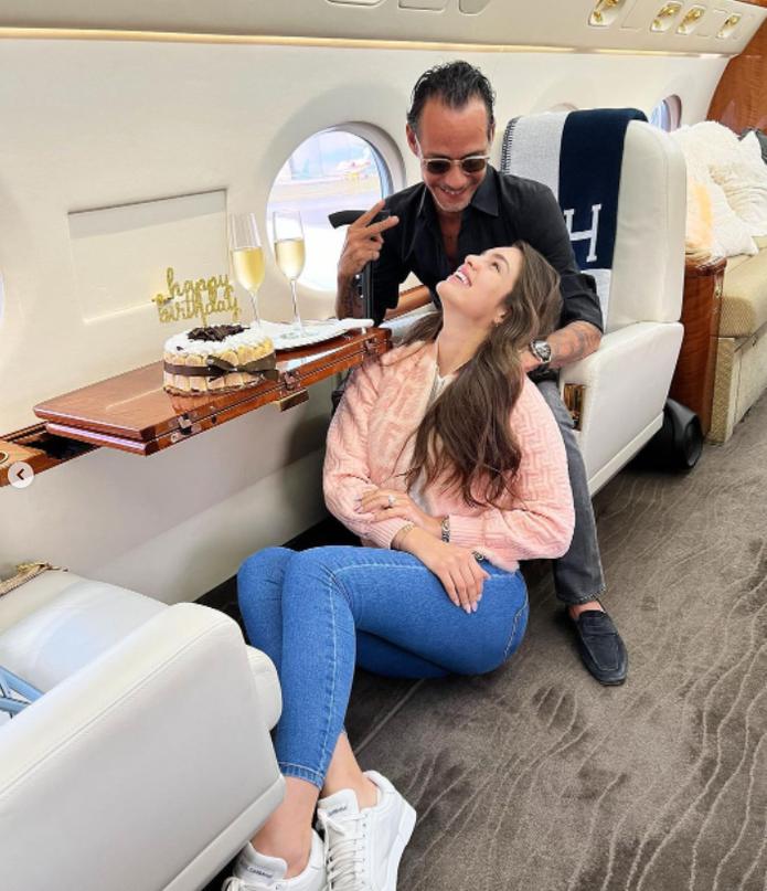 Marc Anthony junto a su novia, Nadia Ferreira, en un avión privado festejando los 23 años de la reina de belleza.