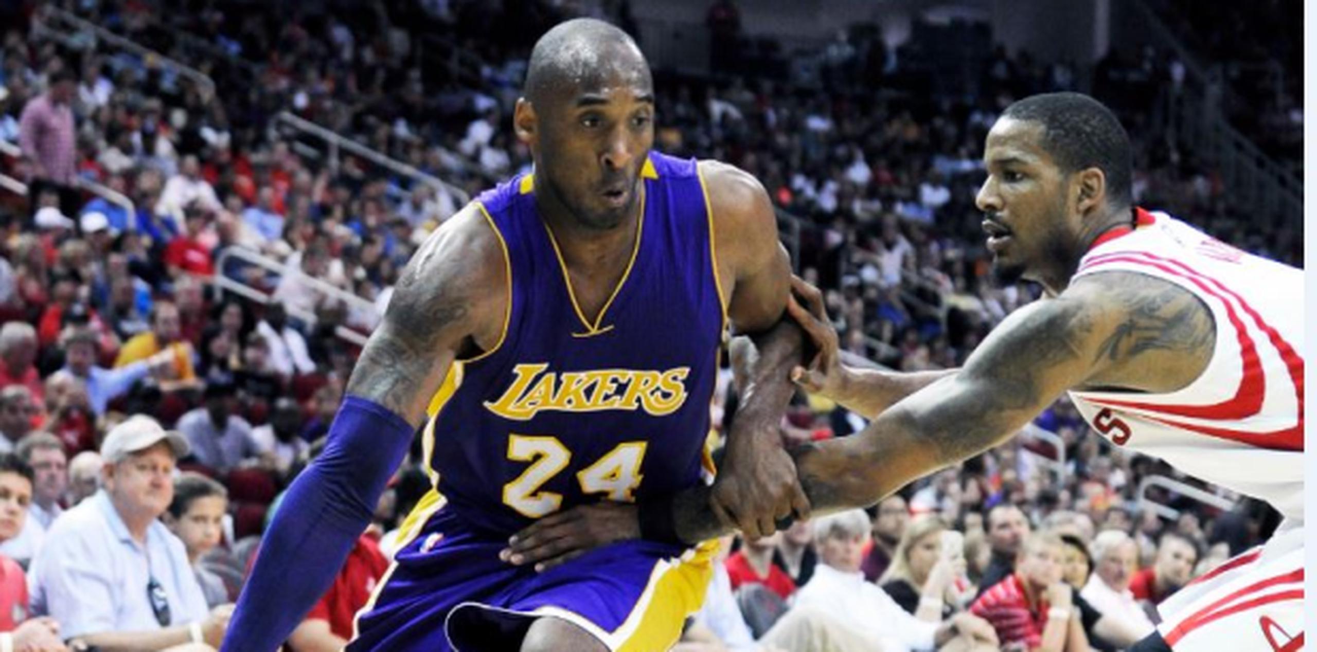 Kobe Bryant, a quien le quedan dos partidos antes de su retiro, acabó con 35 puntos para los Lakers, que han perdido cinco en fila. (AP)