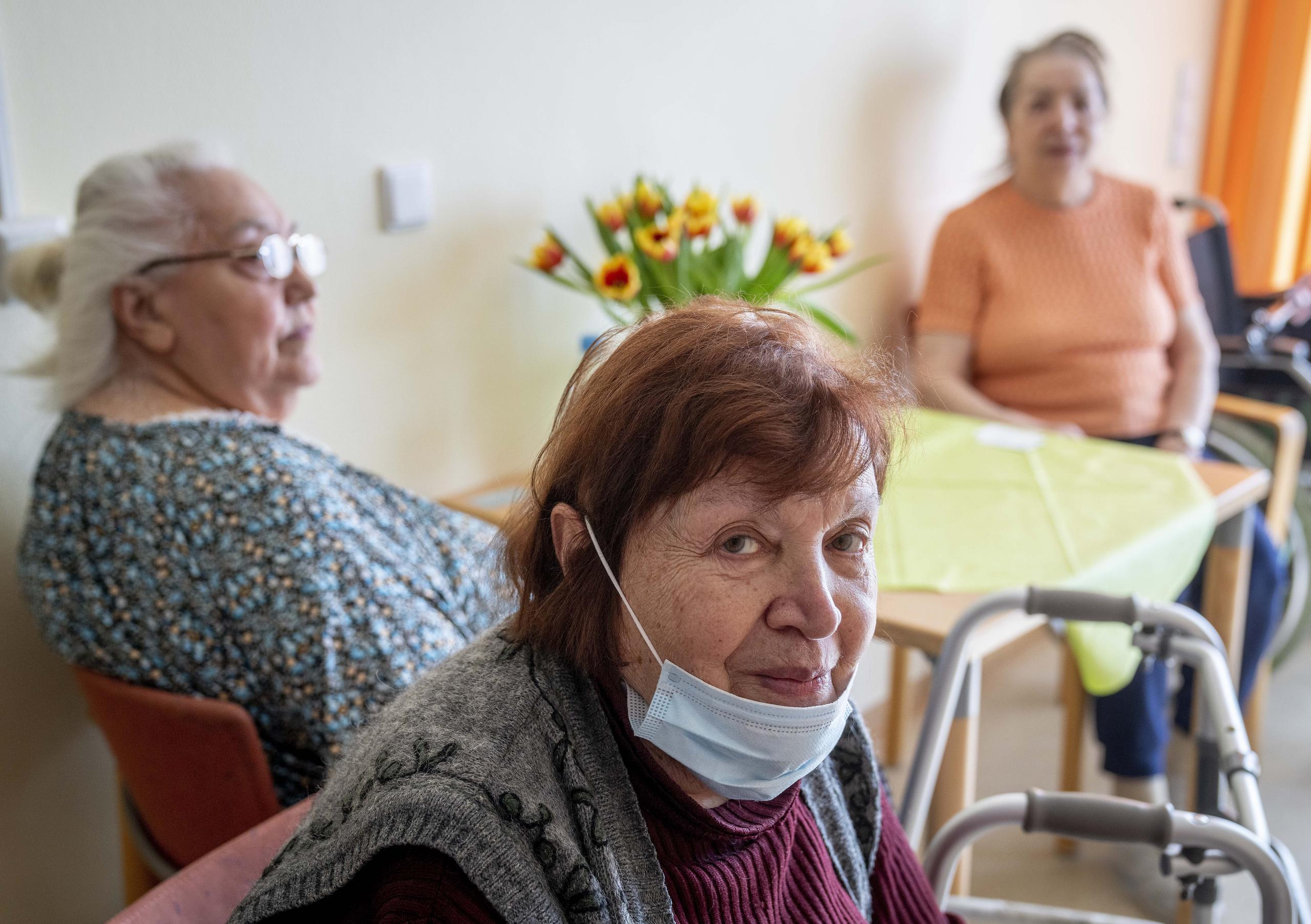 La sobreviviente ucraniana del Holocausto, Larisa Dzuenko, en un hogar de ancianos en Frankfurt, Alemania, junto a las también sobrevivientes Tatyana Zhuravliova y Galina Ulyanova. (Foto AP/Michael Probst)