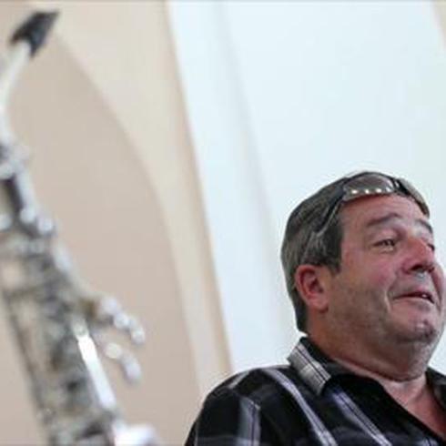 Eddie “la Bala” es enterrado al ritmo de saxofones