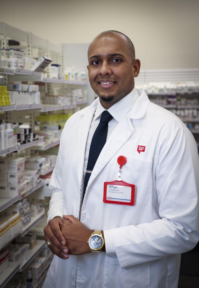 Jorge Santos, de 29 años de edad y quien ejerce como farmacéutico desde octubre de 2021.