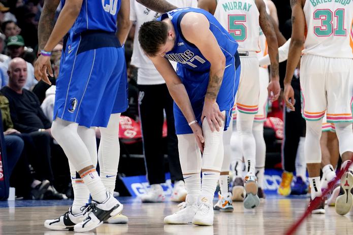 Los Mavericks desconoce aún si una lesión sufrida por Luka Doncic el domingo le prevendrá de poder jugar en los playoffs que en su caso inician el sábado ante Utah.
