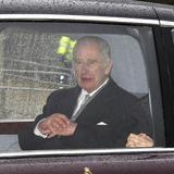 Rey Carlos III regresa a Londres para seguir tratamiento contra cáncer