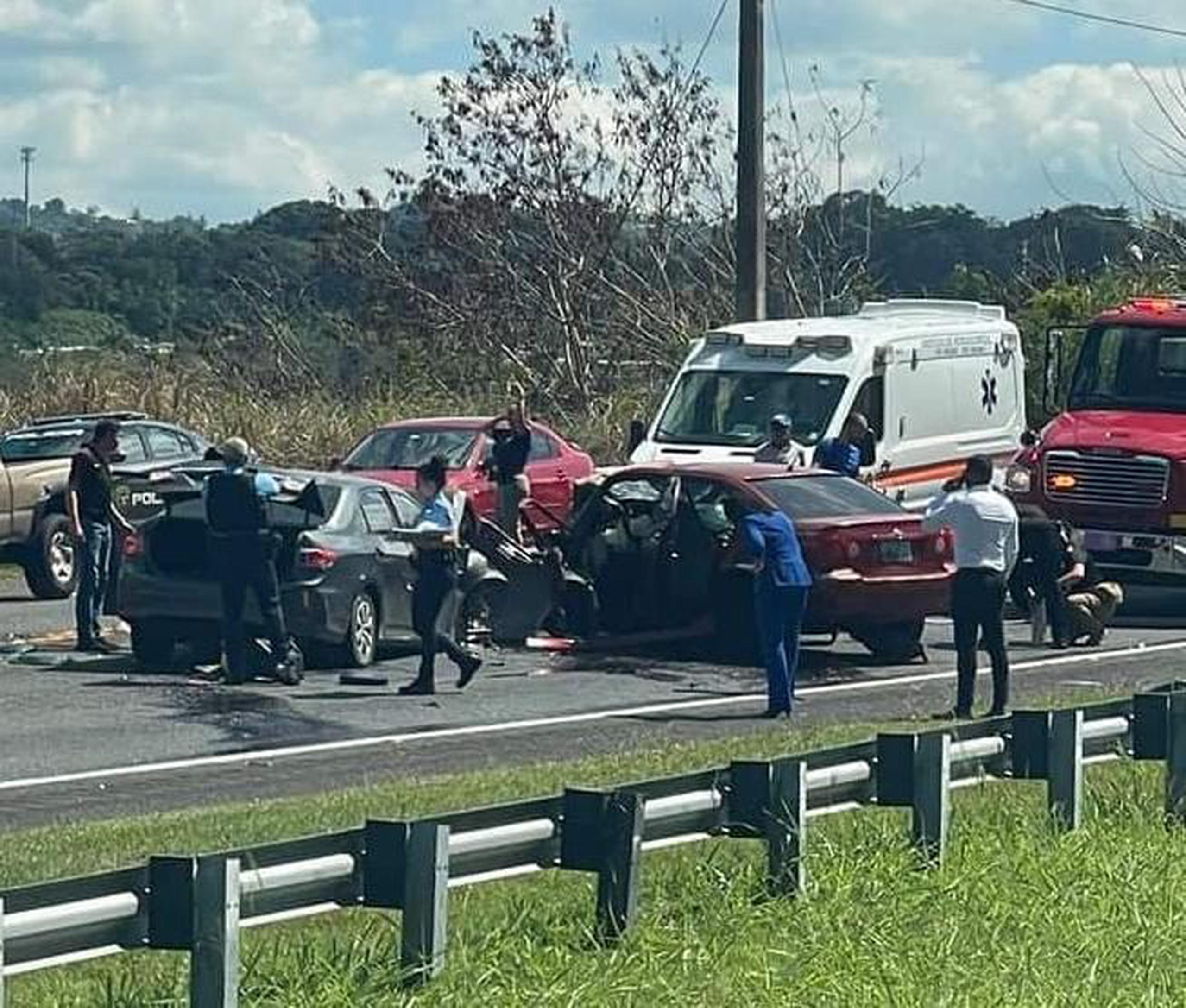 Una persona murió y otra resultó herida de gravedad en un accidente de tránsito entre dos automóviles en la carretera PR-142, en Corozal.
