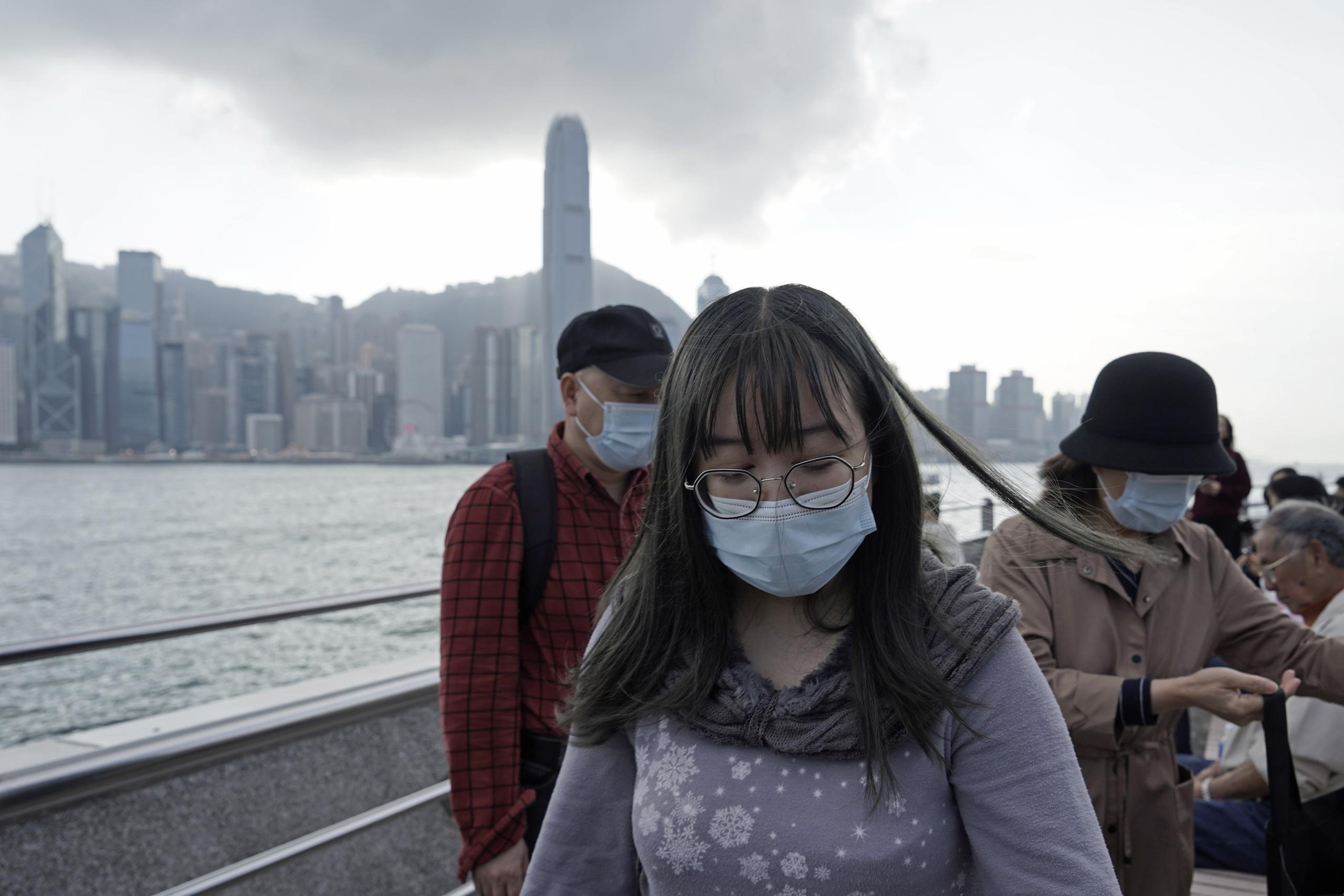 Turistas con máscaras en Hong Kong por el coronavirus.