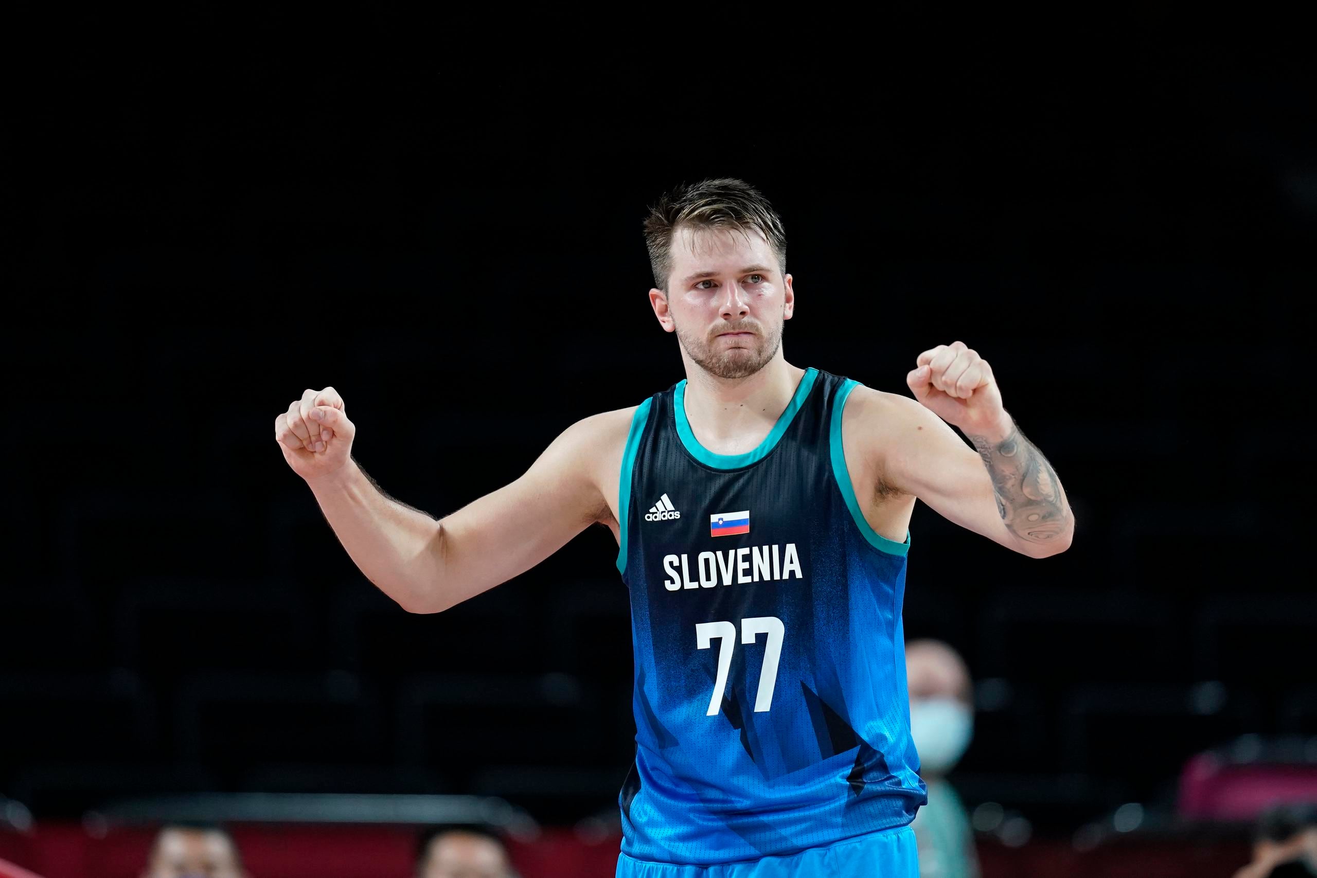 El esloveno Luka Doncic celebra la victoria ante España en el baloncesto de los Juegos Olímpicos de Tokio.