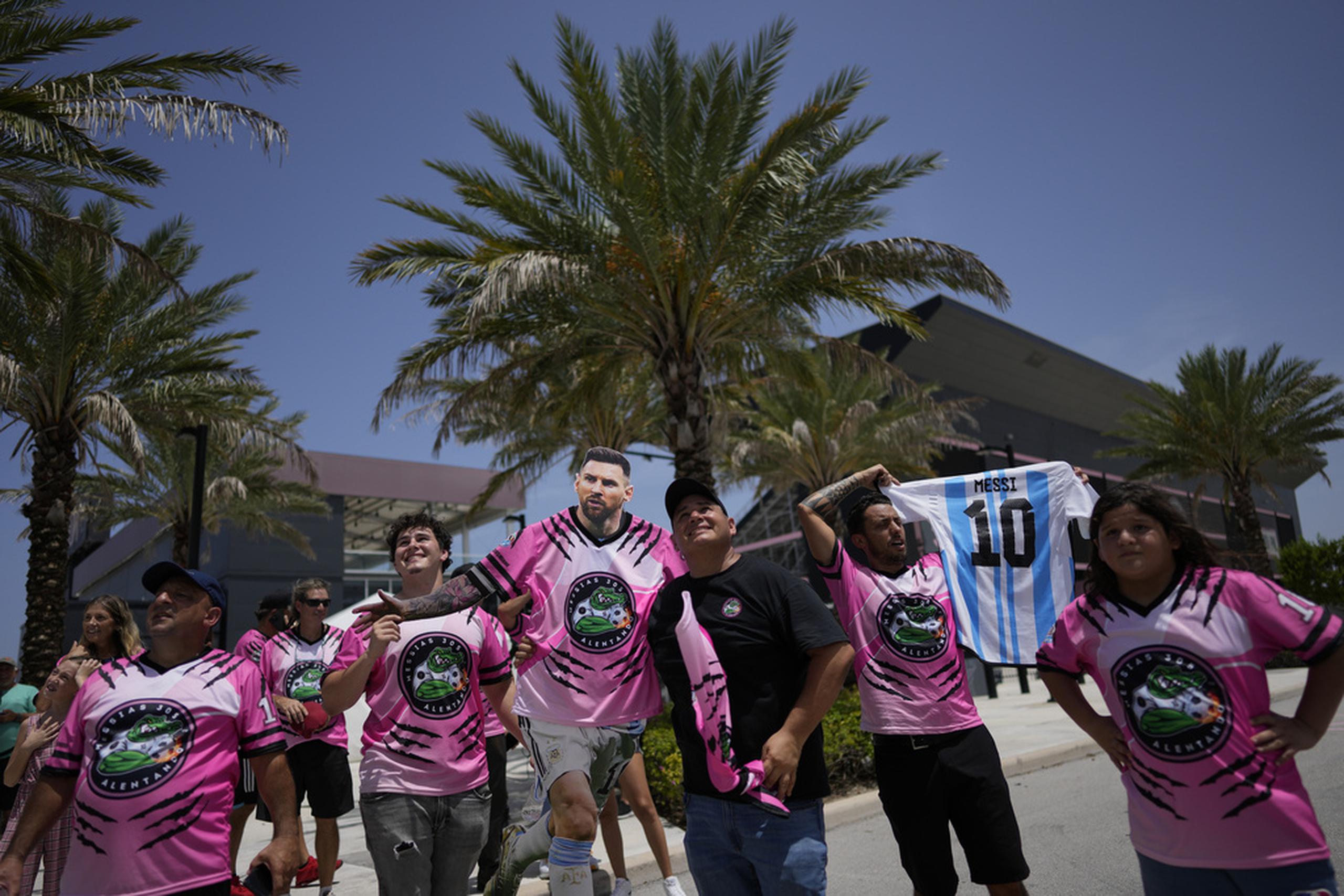 Un grupo de aficionados espera frente al DRV Pink Stadium, casa del Inter Miami.