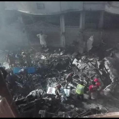 Impactantes imágenes de avión comercial que se estrelló en Pakistán