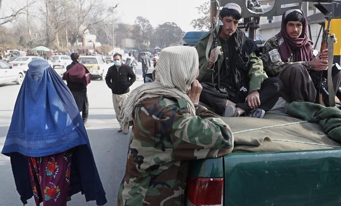 A diferencia de otras manifestaciones que fueron duramente reprimidas por los fundamentalistas, esta fue apoyada en redes sociales por varios miembros talibanes. EFE/EPA/MAXIM SHIPENKOV