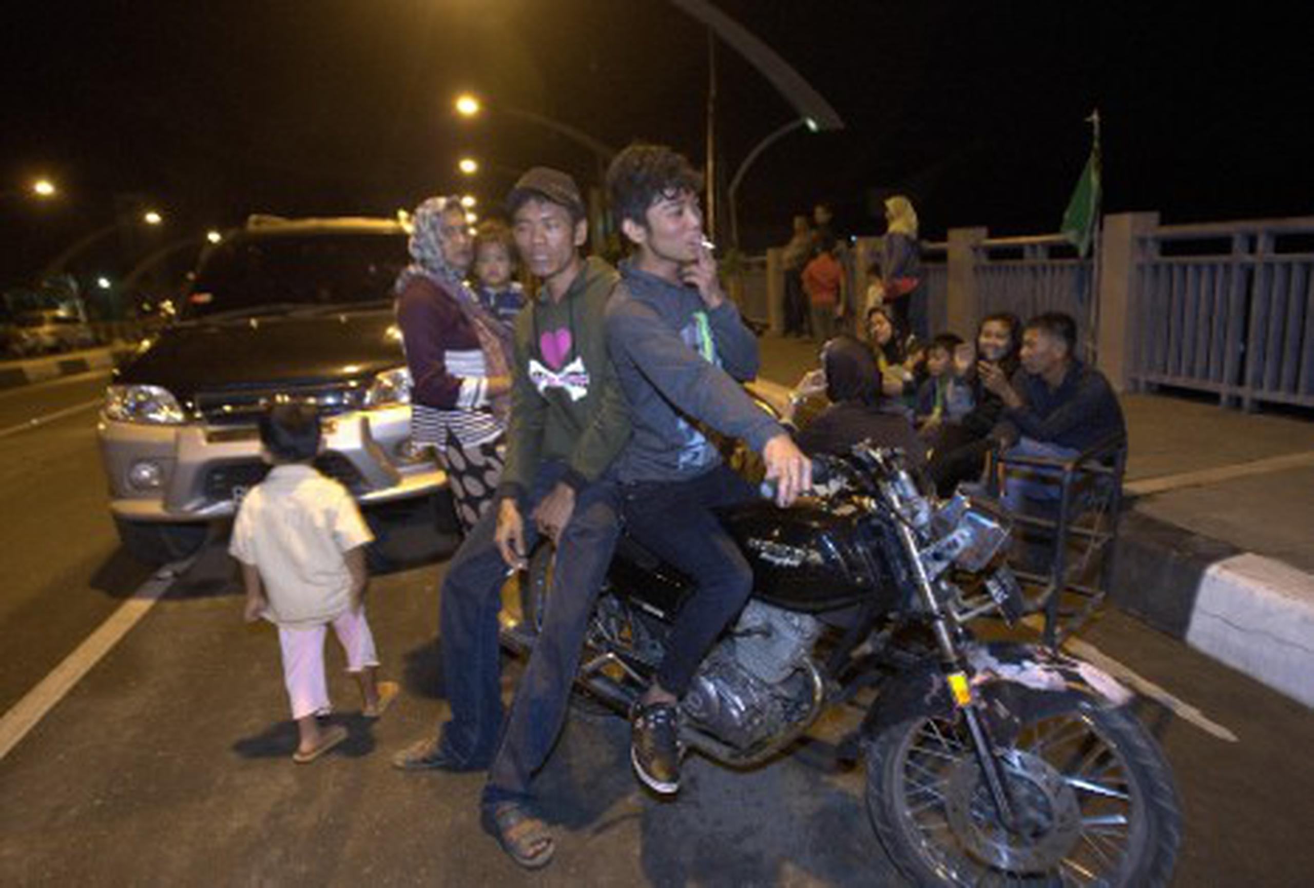 Tras el terremoto muchas personas subieron a sus autos o motocicletas para desplazarse hacia zonas altas. (EFE/Hotli Simanjuntak)