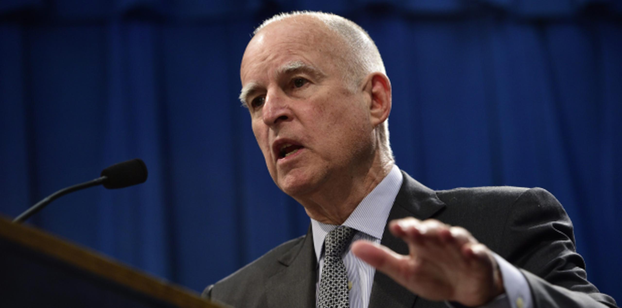 El gobernador de California, Jerry Brown, firmó la ley que ofrece protecciones a los inmigrantes indocumentados. (EFE/JOHN G. MABANGLO)