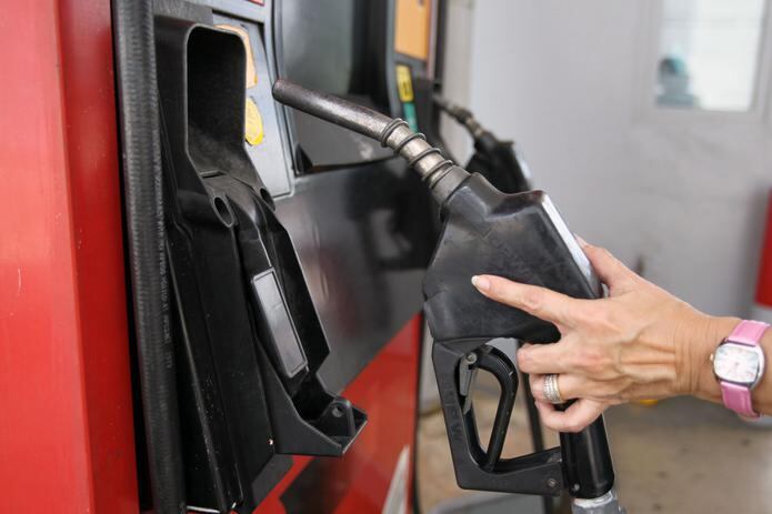 DACO informó ayer que los precios de la gasolina y el diésel en bomba comenzarán a verse por debajo del dólar por primera vez en dos semanas.