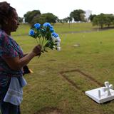 “Siempre lo recuerdo con mucho amor”, dice mujer tras remozar tumba de su esposo 