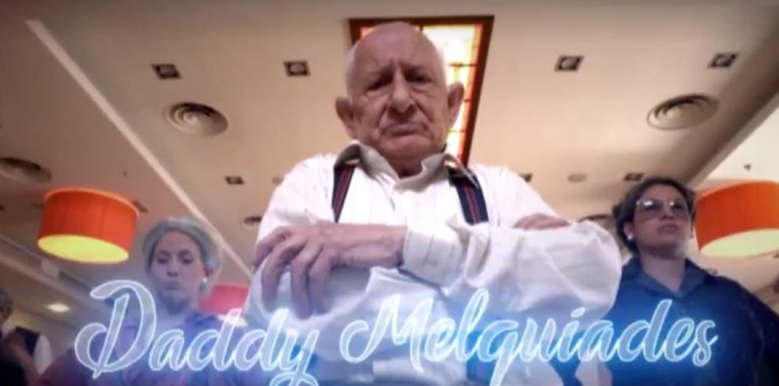 Daddy Melquíades es el anciano de 92 años protagonista del vídeo en el que se muestra un “tutorial” para hacer canciones de reguetón. (Facebook)