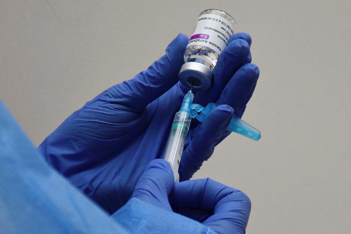 El mes pasado, el gobierno danés anunció que estaba ofreciendo una cuarta dosis de la vacuna a adultos mayores y otras personas vulnerables dado que la situación de la pandemia había empeorado en medio de una veloz propagación de la variante ómicron del coronavirus.