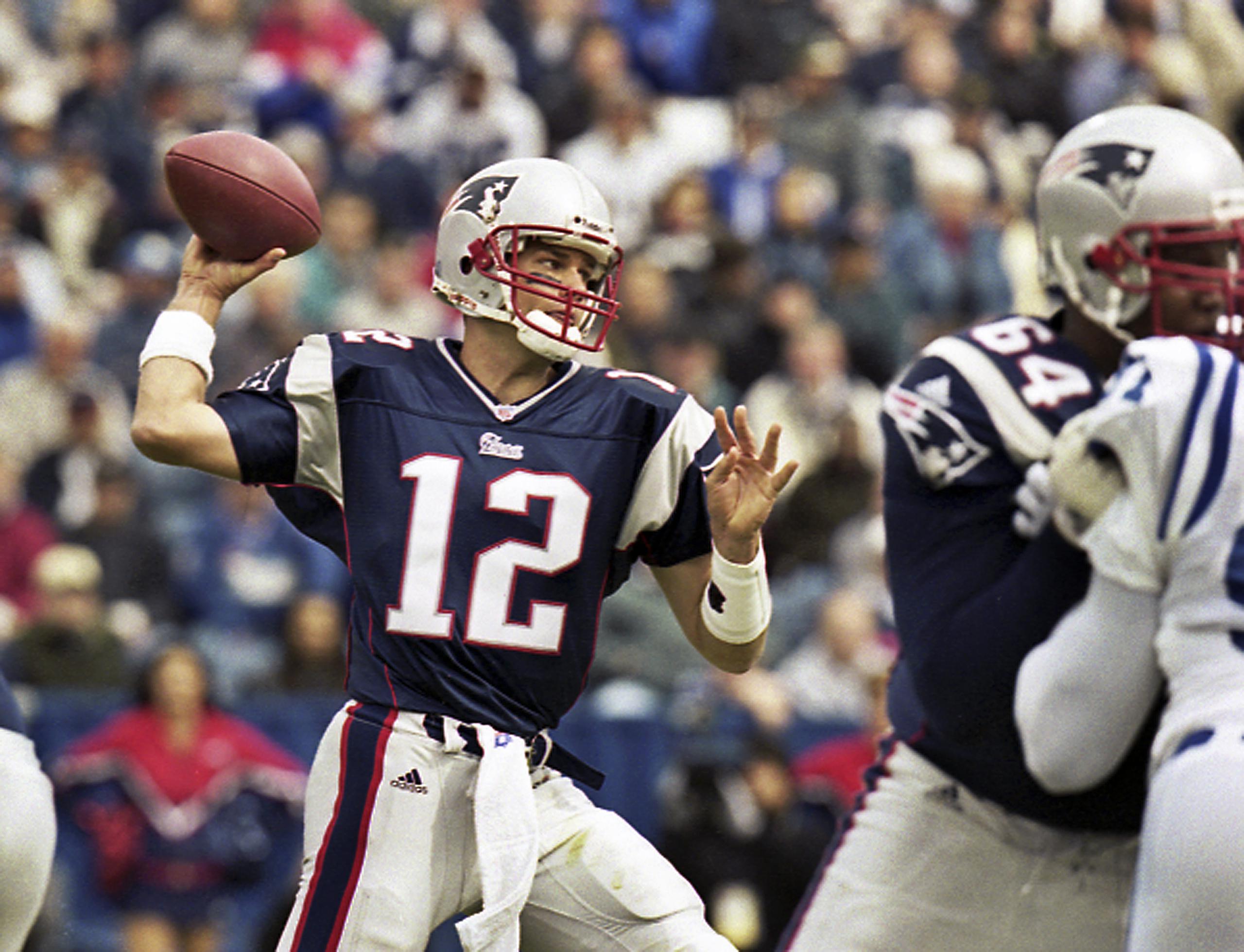 Foto del 30 de septiembre del 2001, el quarterback de los Patriots de Nueva Inglaterra Tom Brady lanza el balón en su primer juego como titular ante los Colts de Indianápolis.